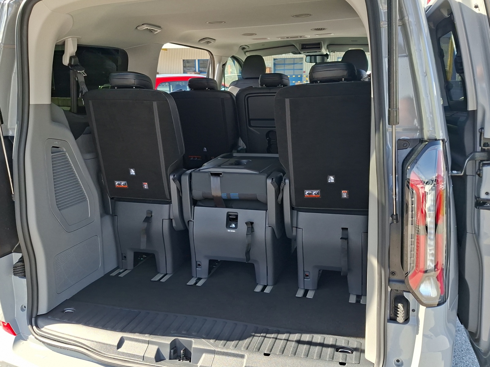 FORD Tourneo Bus 320 L1H1 Sport Automatique 4x4-image-12