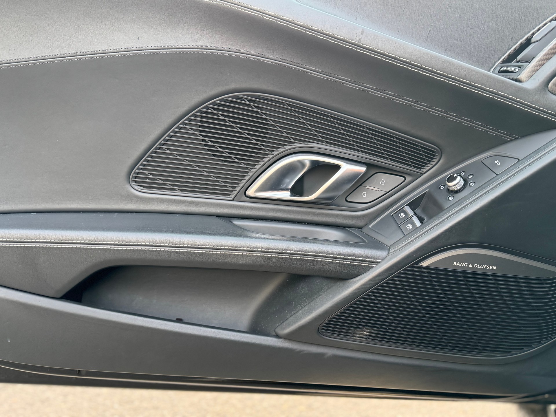 AUDI R8 Coupé 5.2 plus S-Tronic-image-21