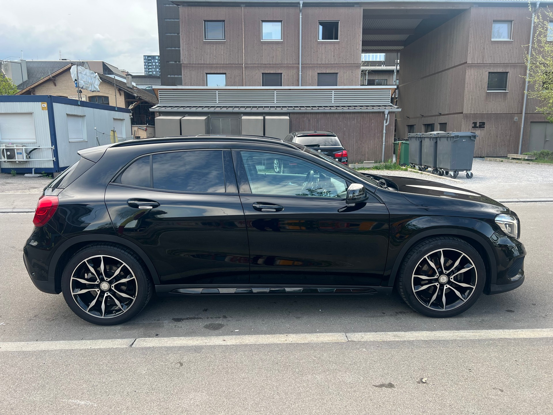 MERCEDES-BENZ GLA 220 d AMG Line 4Matic 7G-DCT-showroom-element-3