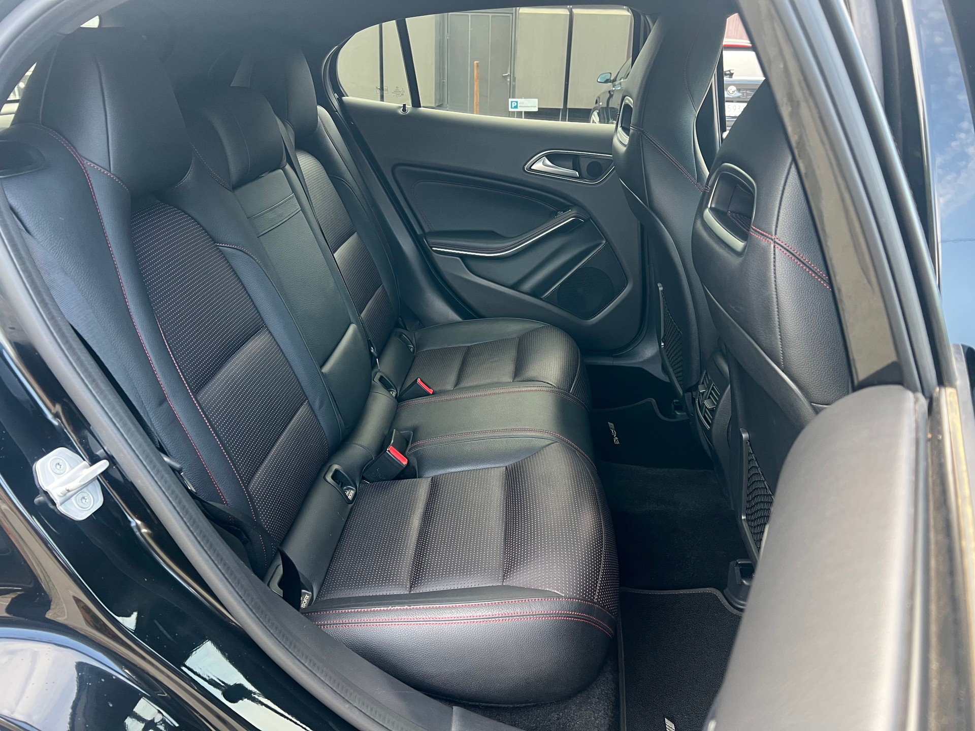 MERCEDES-BENZ GLA 220 d AMG Line 4Matic 7G-DCT-image-11