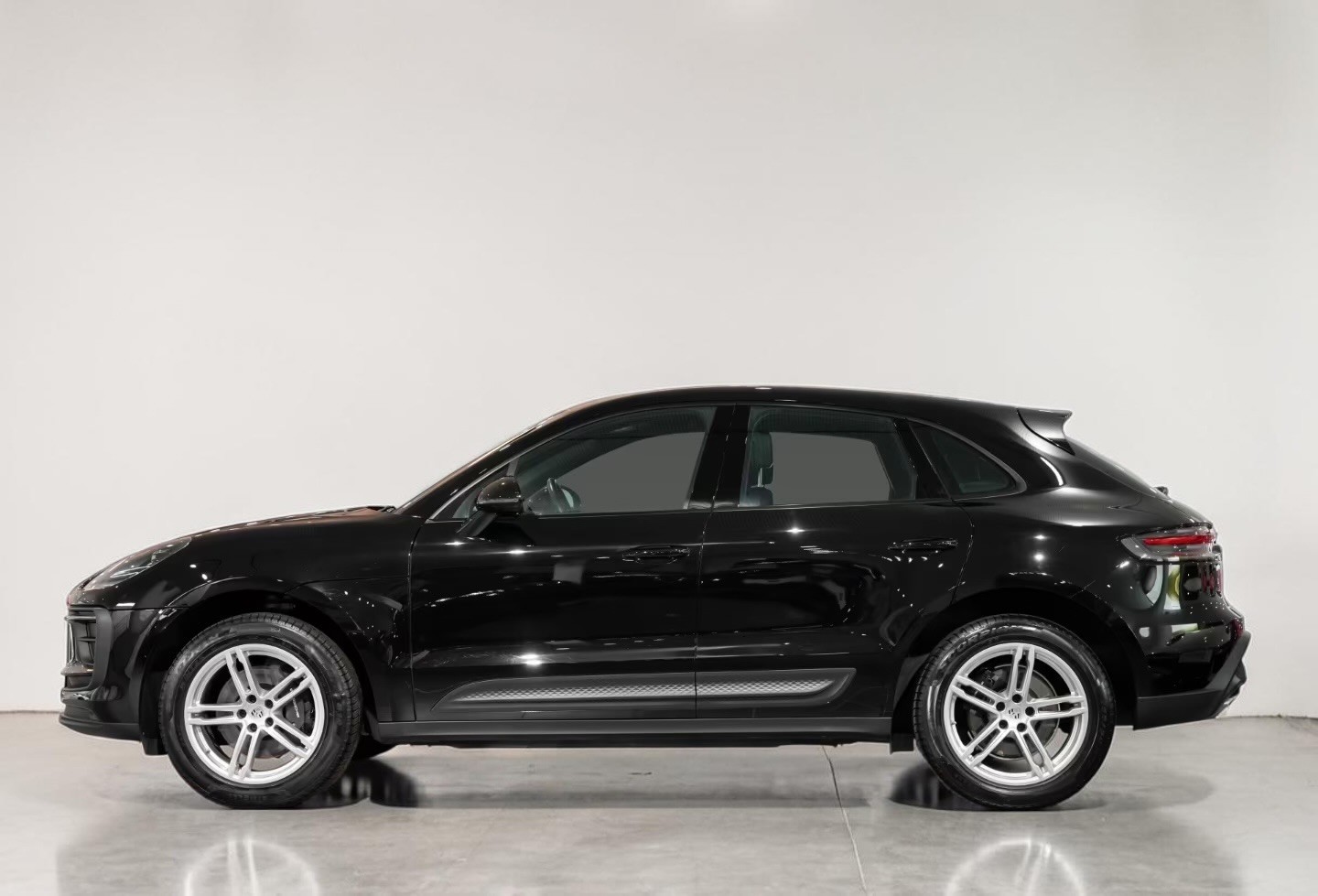 PORSCHE Macan PDK-showroom-element-1