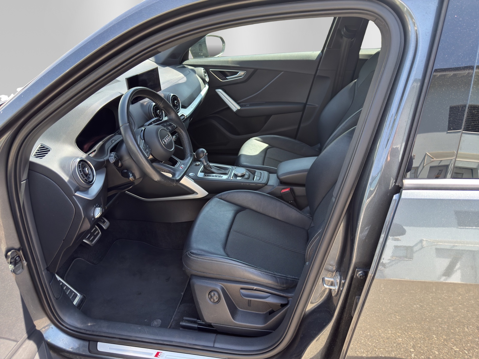 AUDI Q2 2.0 TFSI sport quattro S-tronic-image-8