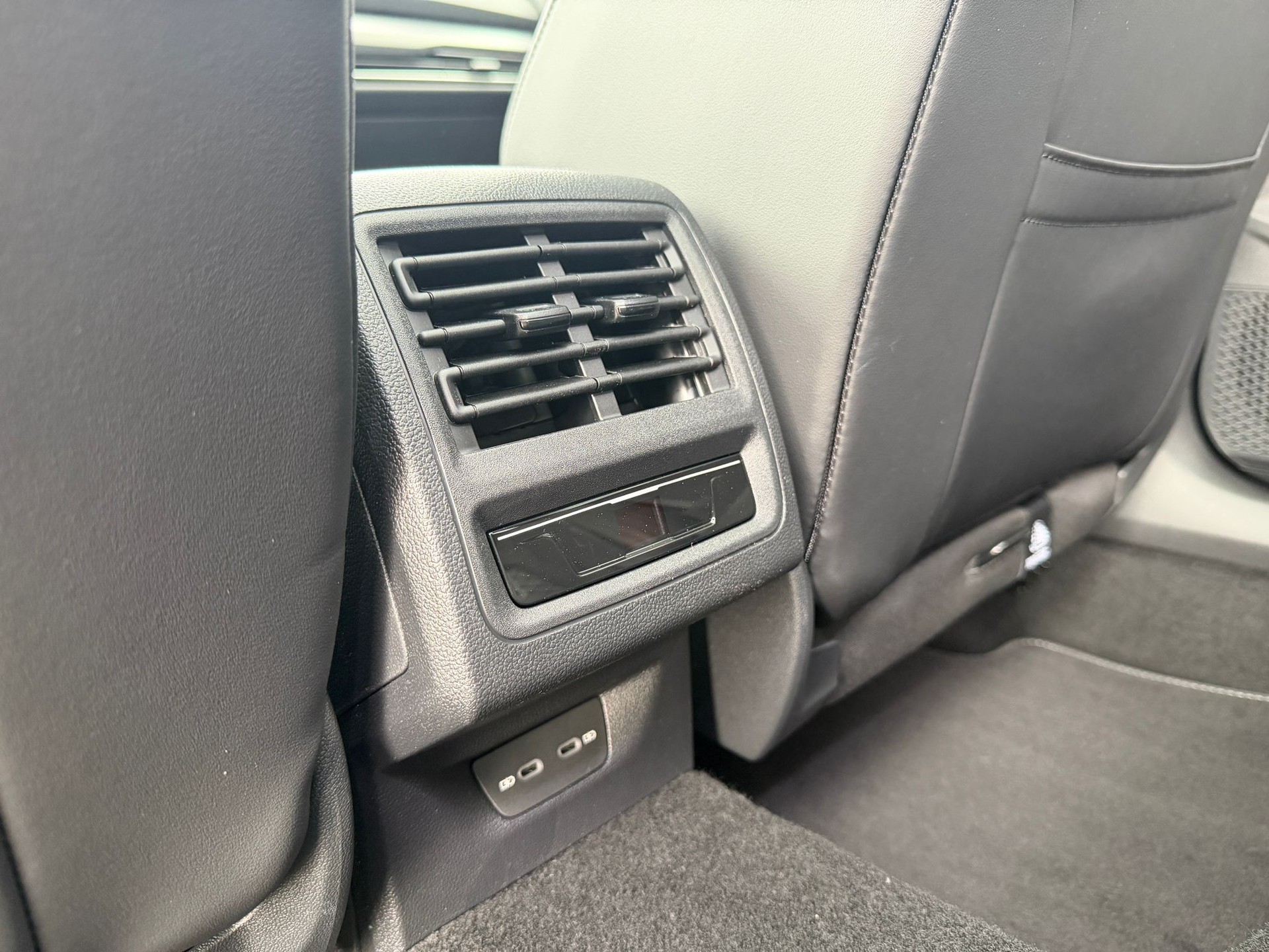 VW Golf Variant 2.0 TSI R-Line DSG 4 Motion-image-23