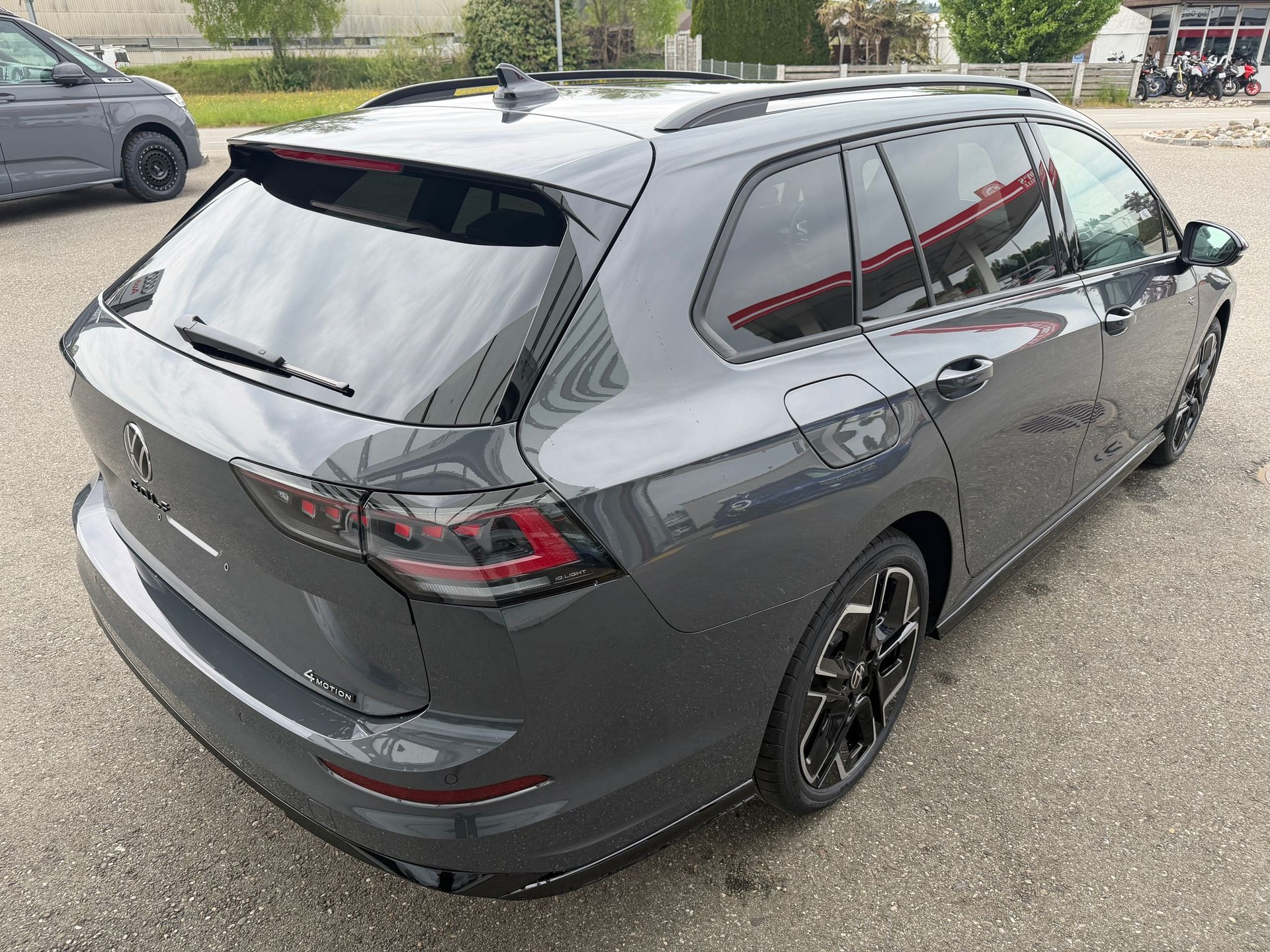 VW Golf Variant 2.0 TSI R-Line DSG 4 Motion-image-4