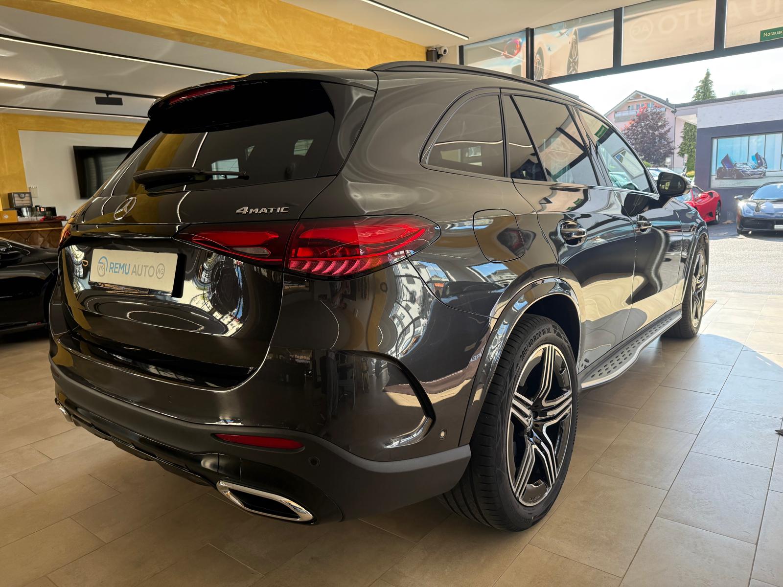 MERCEDES-BENZ GLC 300 4Matic 9G-Tronic-showroom-element-2