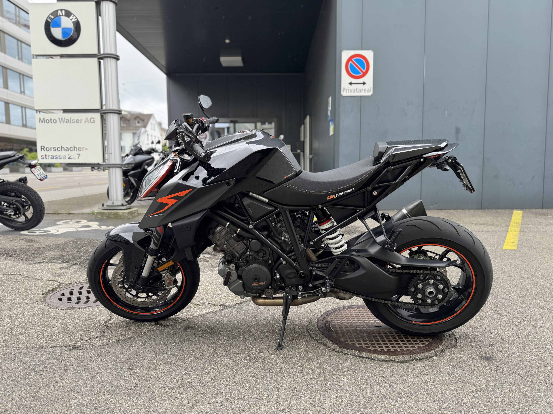 KTM 1290 Super Duke R-showroom-element-1