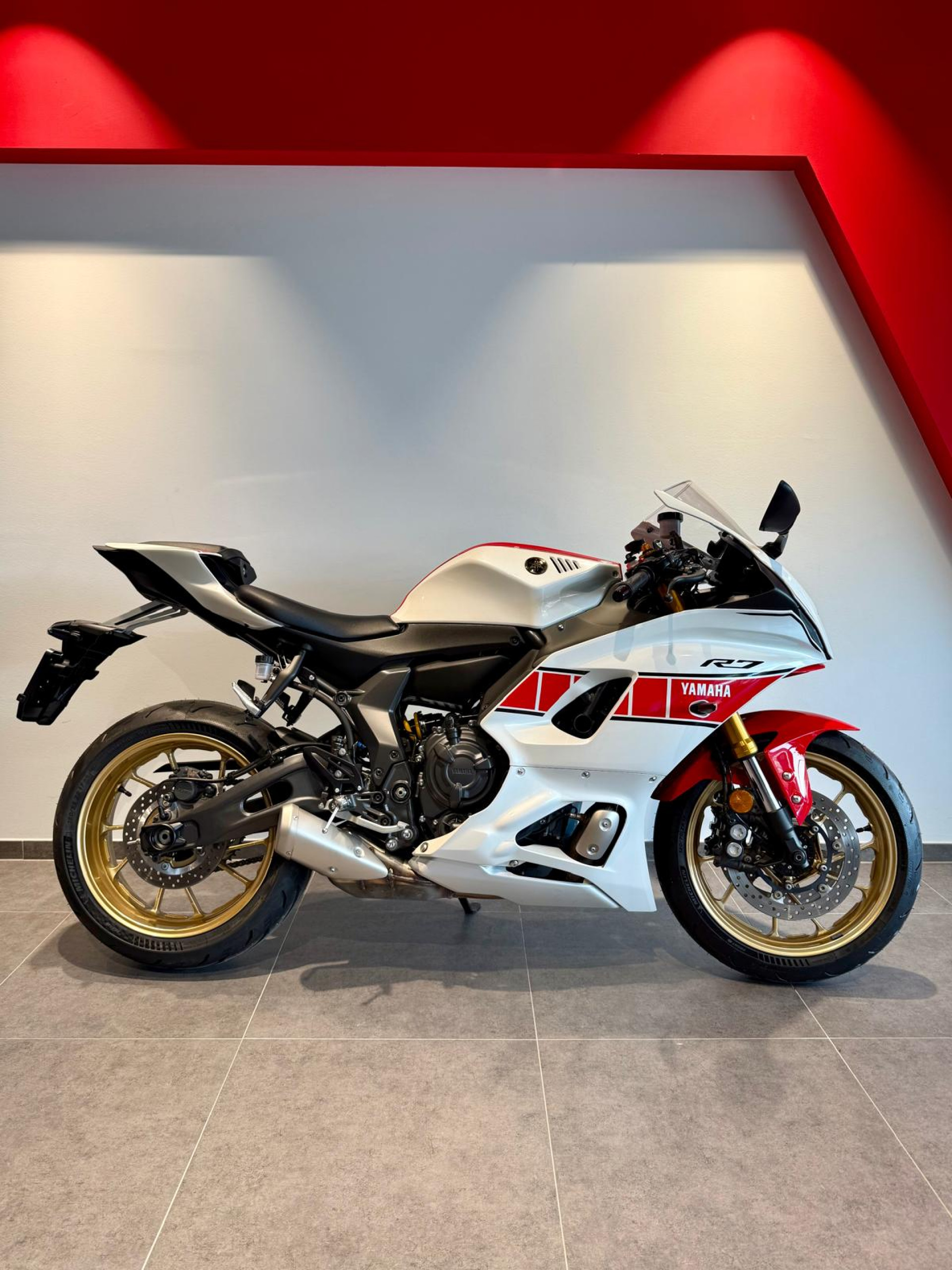 YAMAHA R7 World GP 60th Anniversary-showroom-element-1
