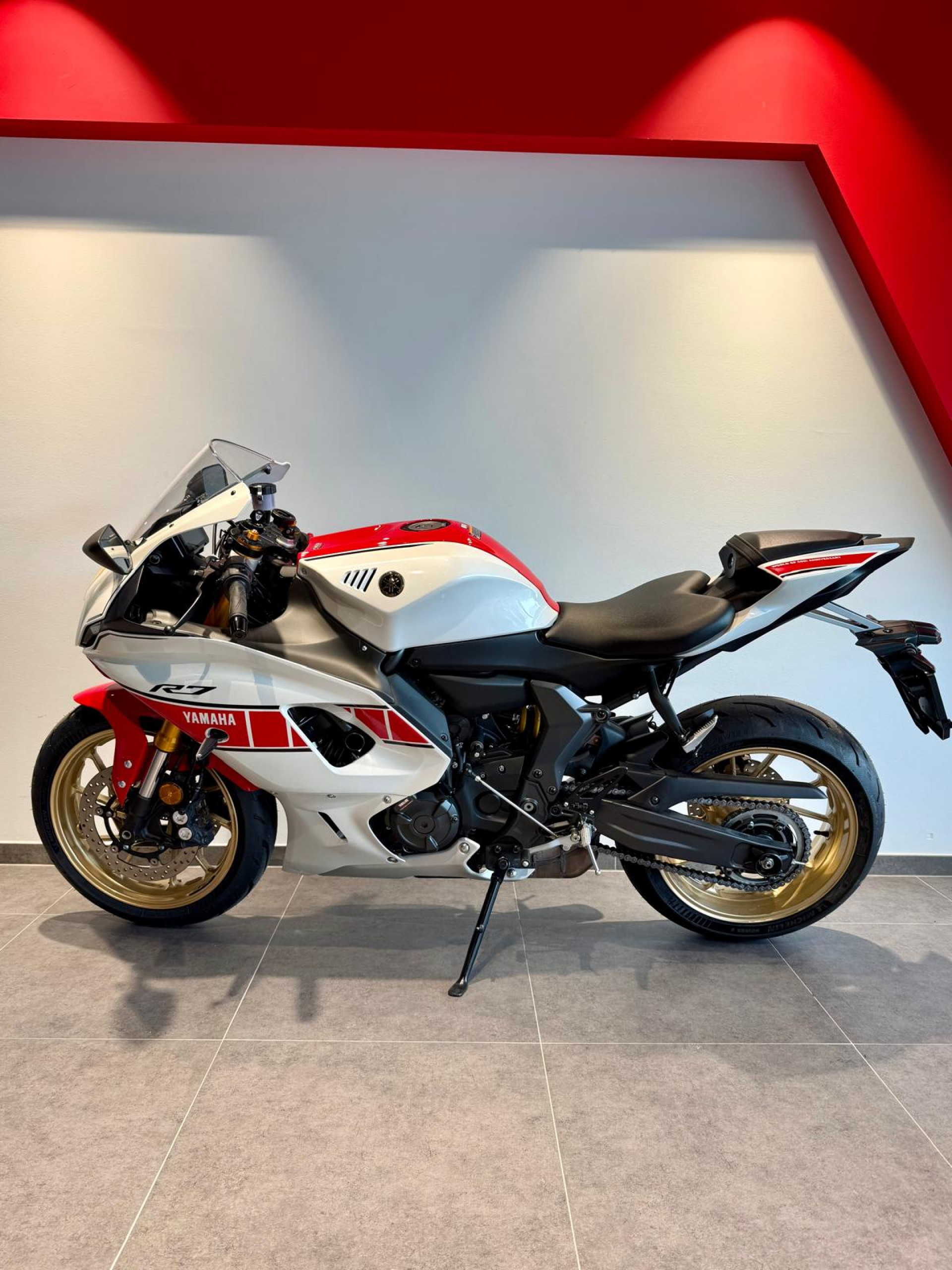 YAMAHA R7 World GP 60th Anniversary-showroom-element-2