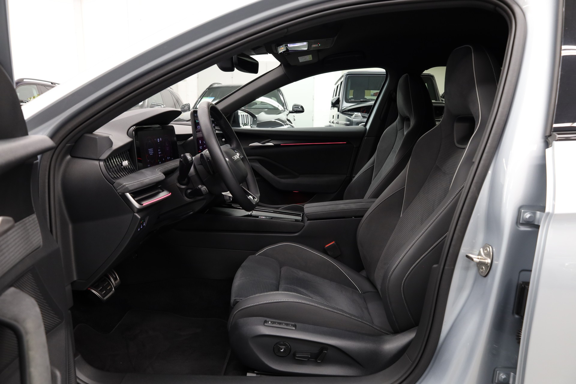 SKODA Superb Combi 2.0 TDI Sportline DSG-image-12