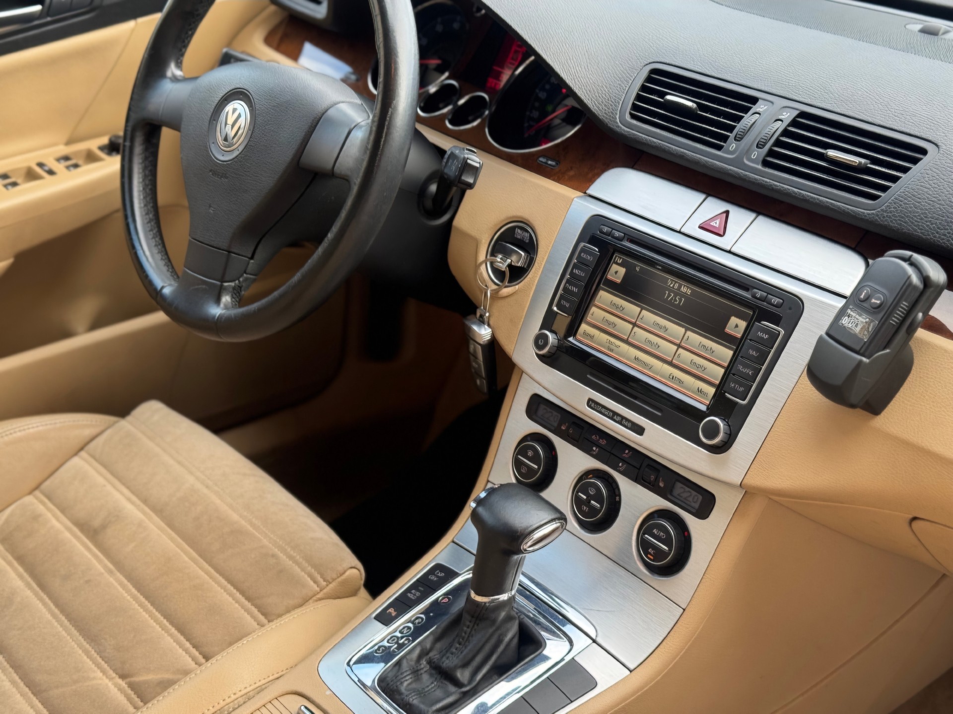 VW Passat 2.0T FSI Highline-image-8