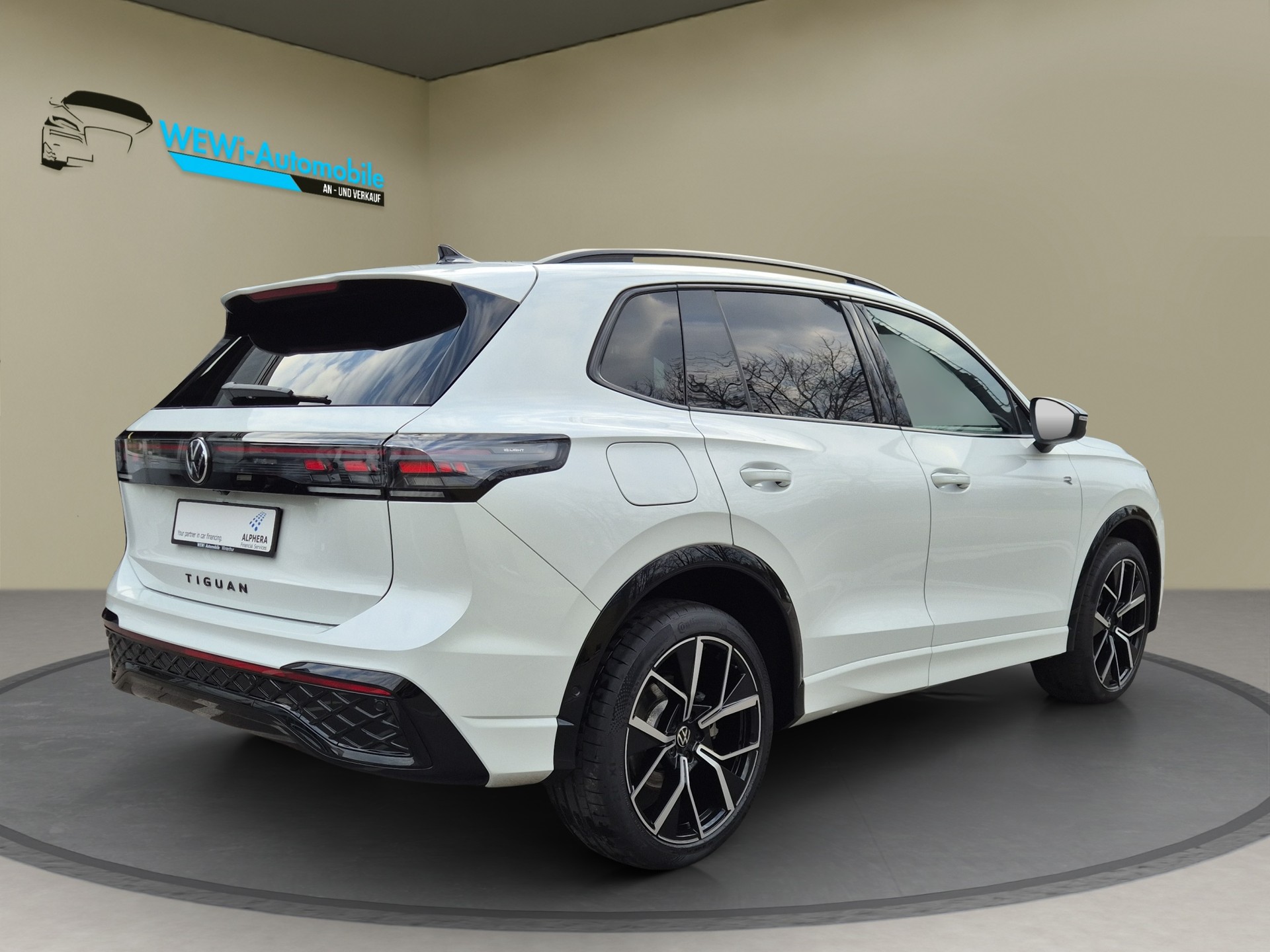 VW Tiguan 2.0 TSI DSG R-Line 4Motion-image-4
