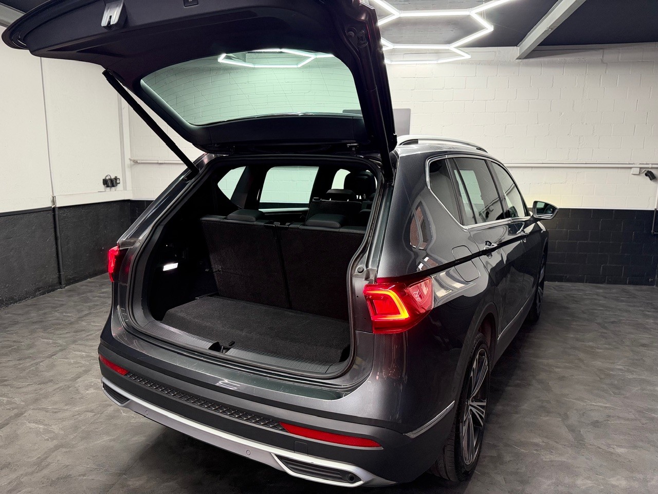 SEAT Tarraco 2.0TSI Xcellence 4Drive DSG | 360° Kamera | Anhängerkupplung 2400KG | BeatsAudio | ACC | 7. Plätzer-image-22