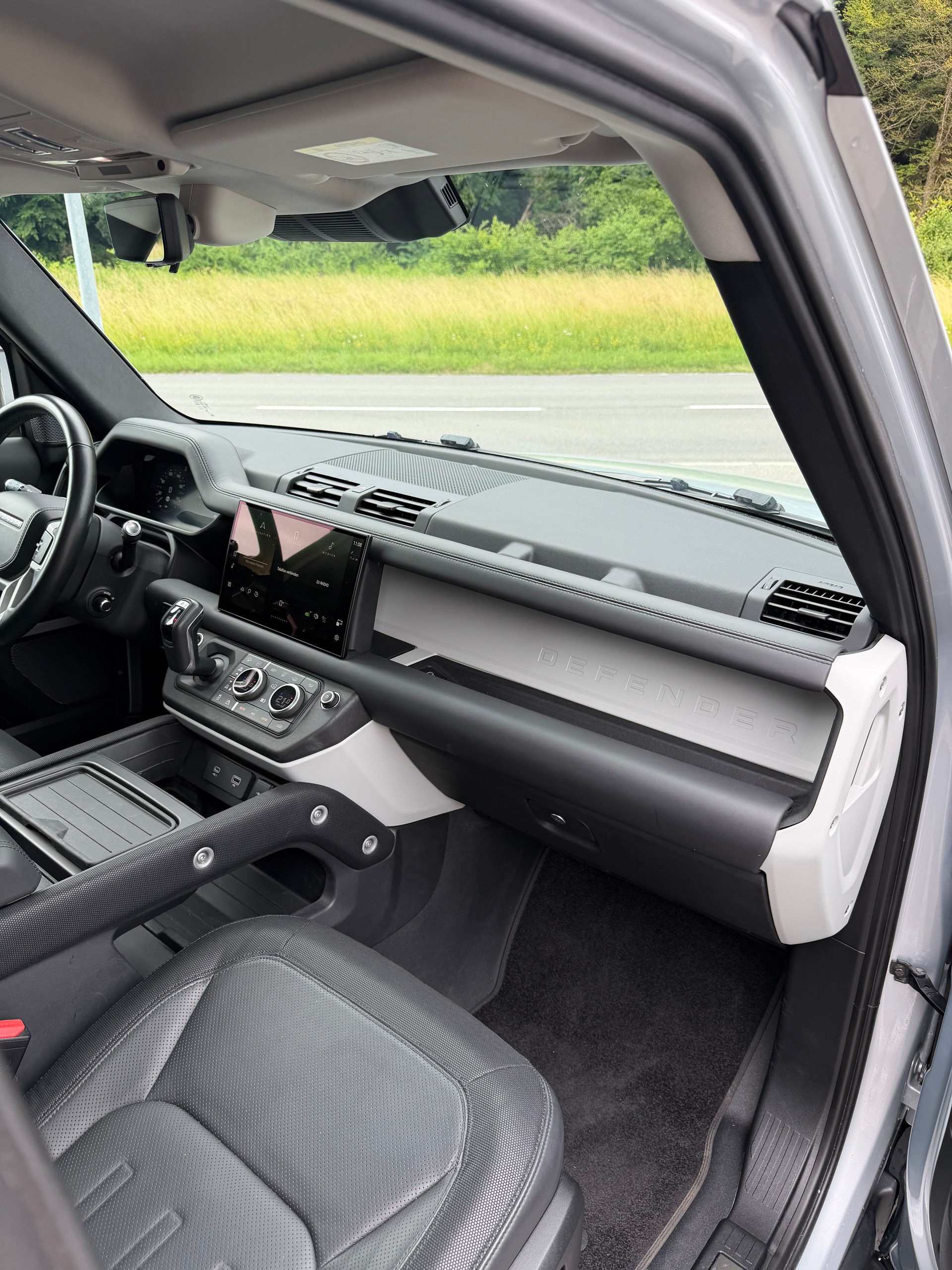 LAND ROVER Defender 110 P400e Si4 PHEV X-Dynamic HSE AT8-image-9