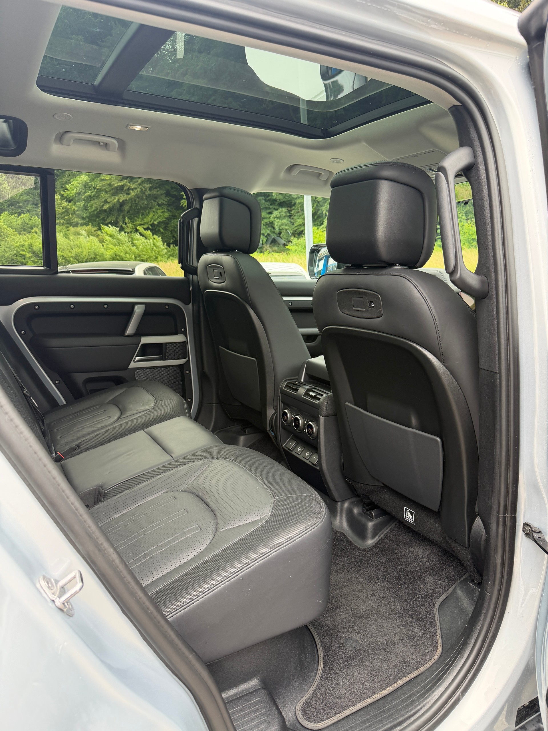 LAND ROVER Defender 110 P400e Si4 PHEV X-Dynamic HSE AT8-image-11