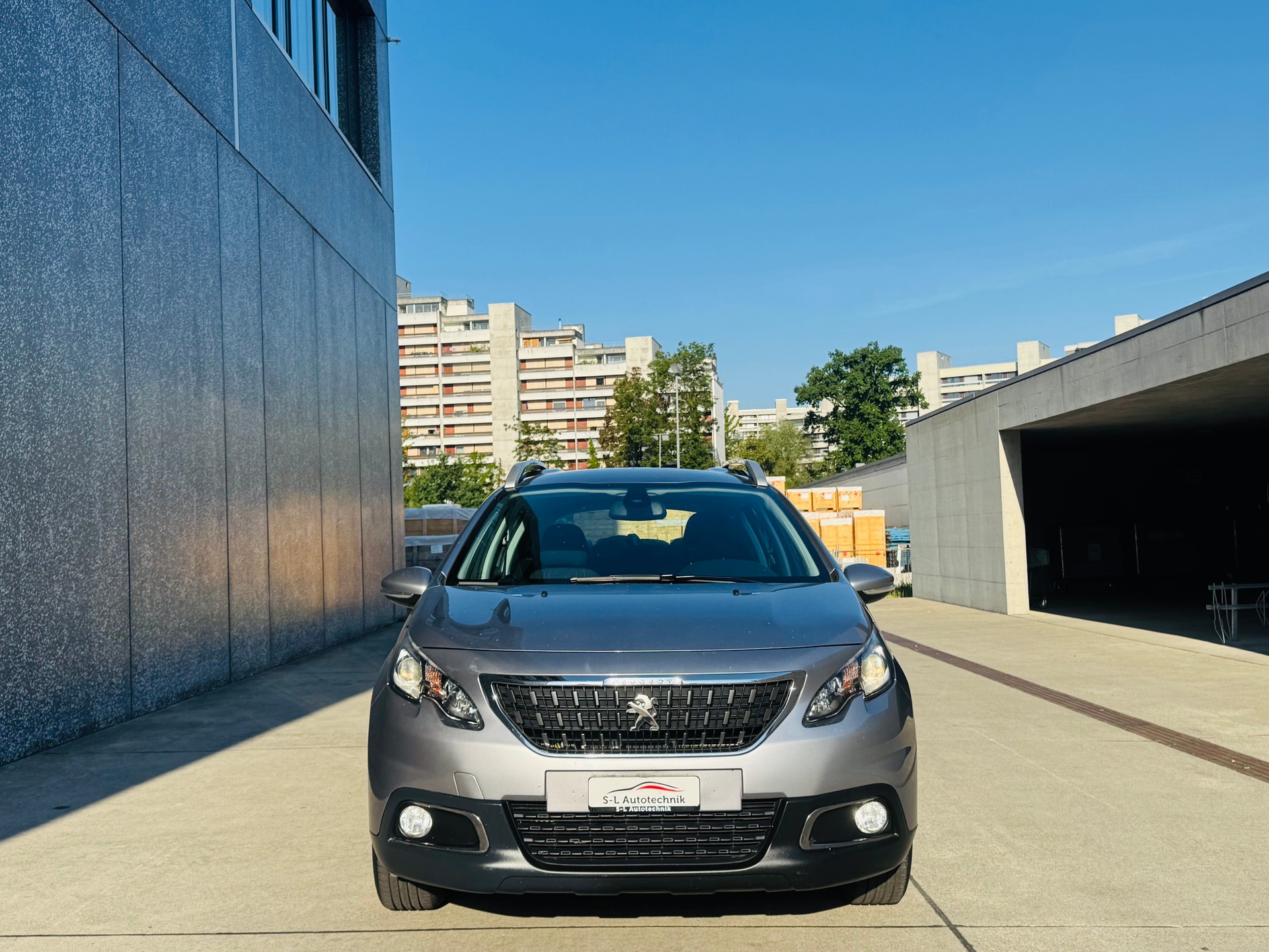 PEUGEOT 2008 1.2 PureTech Active EAT6-showroom-element-1