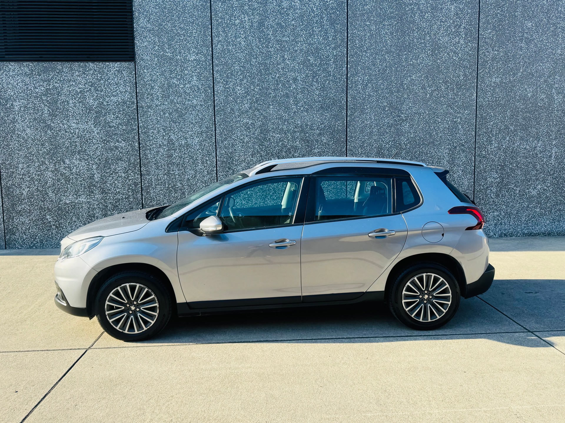 PEUGEOT 2008 1.2 PureTech Active EAT6-showroom-element-3
