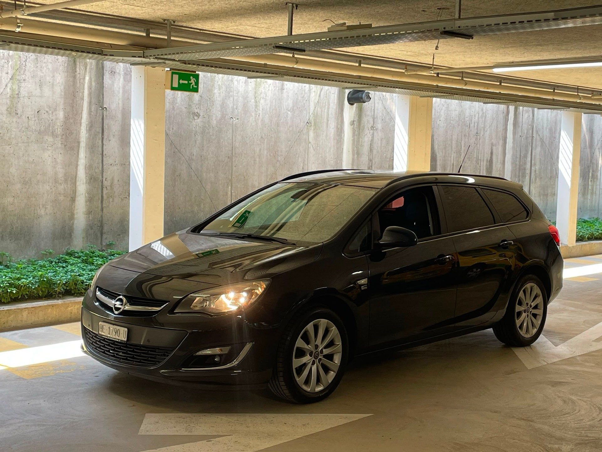 OPEL Astra ST 1.4i 16V Turbo Anniversary Ed // MFK NEU-showroom-element-1