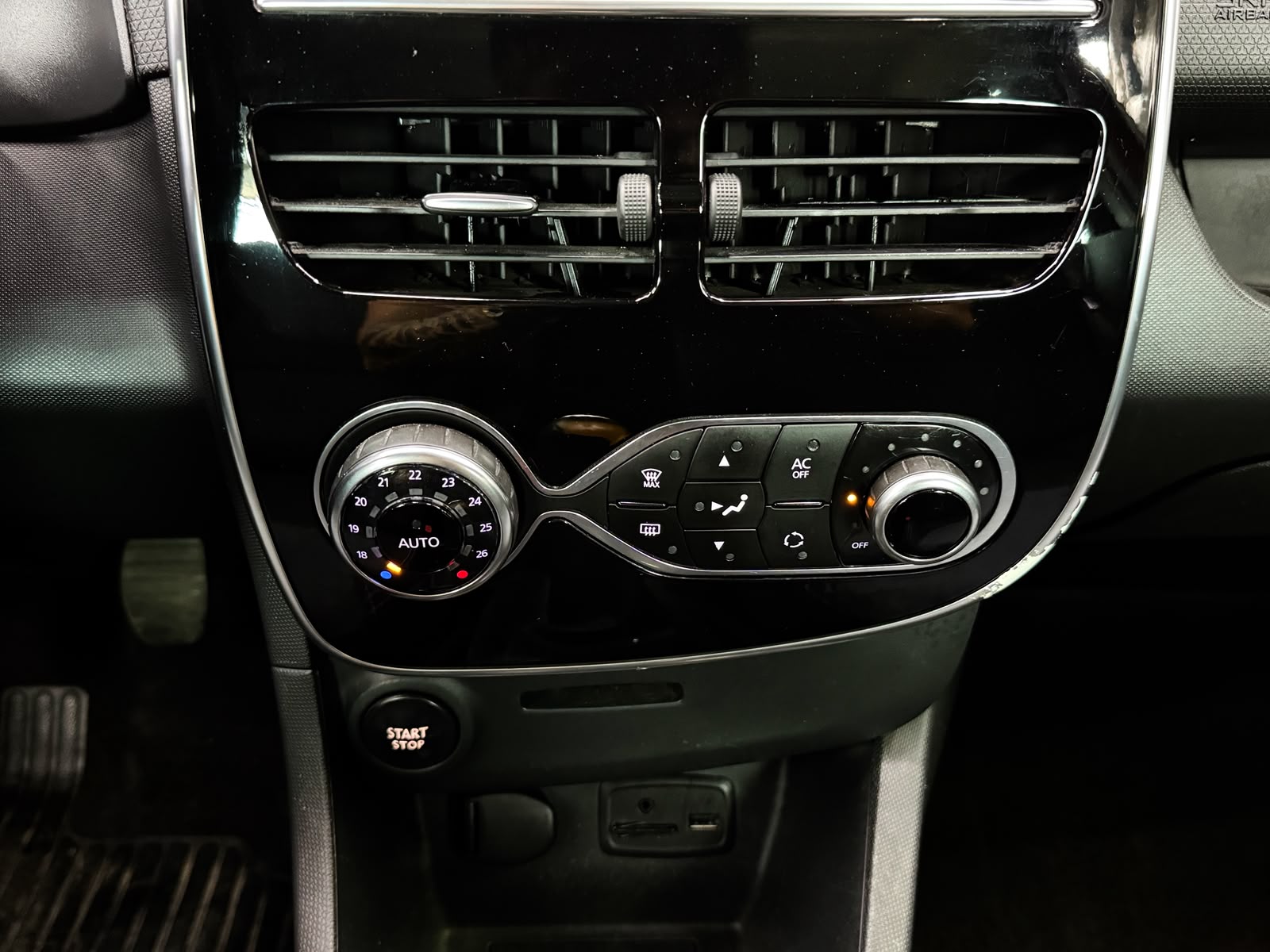 RENAULT Clio 1.5 dCi Swiss Edition-image-16