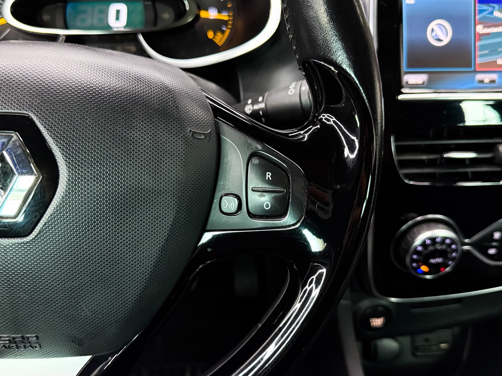 RENAULT Clio 1.5 dCi Swiss Edition-image-12