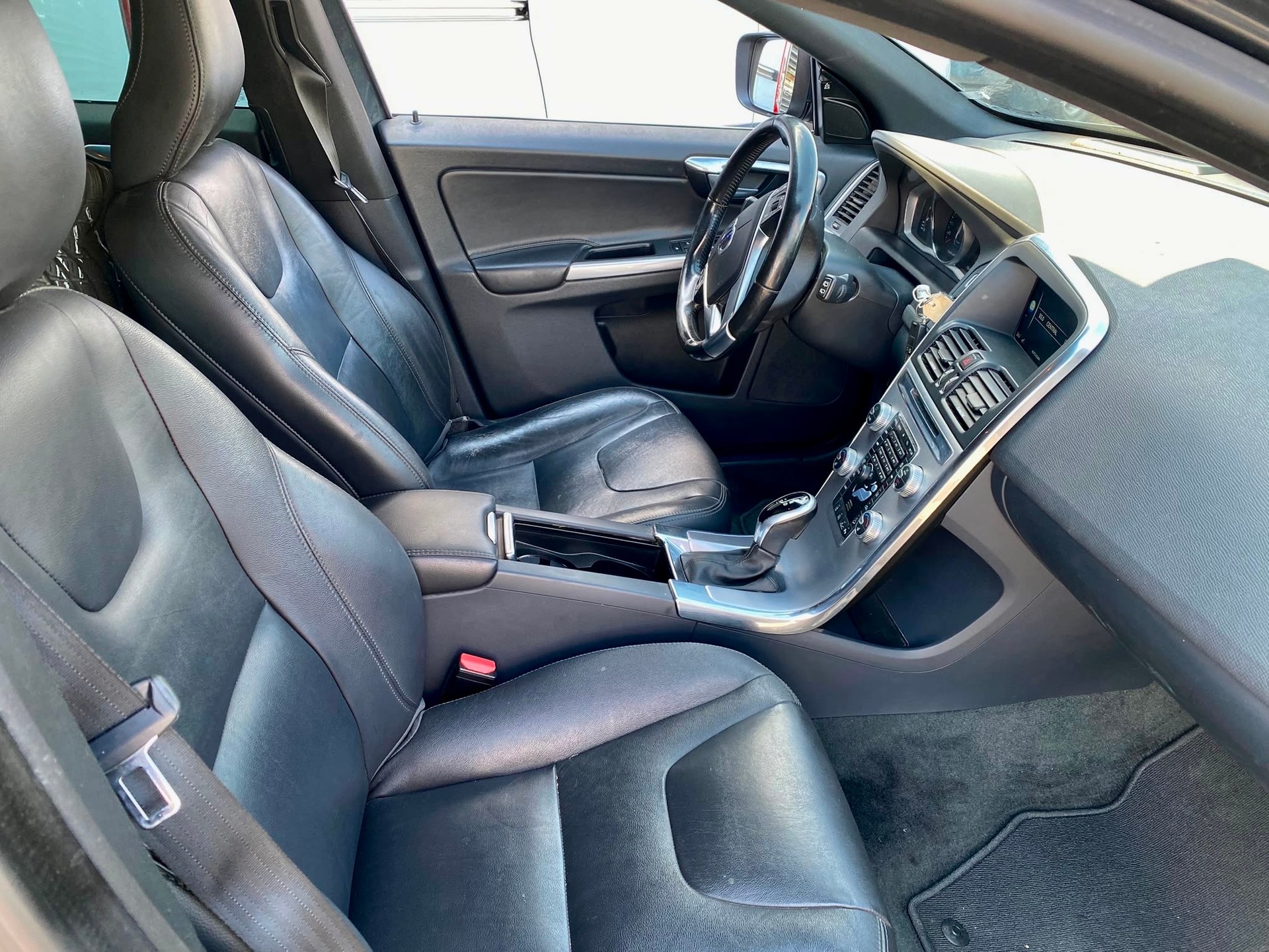VOLVO XC60 D5 AWD Summum Geartronic-image-6