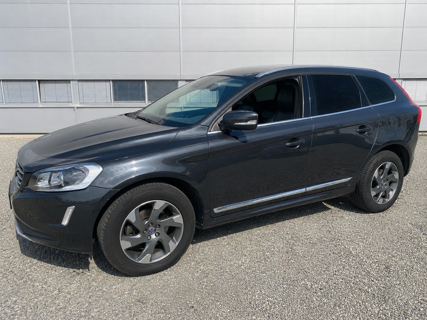 VOLVO XC60 D5 AWD Summum Geartronic-image-2