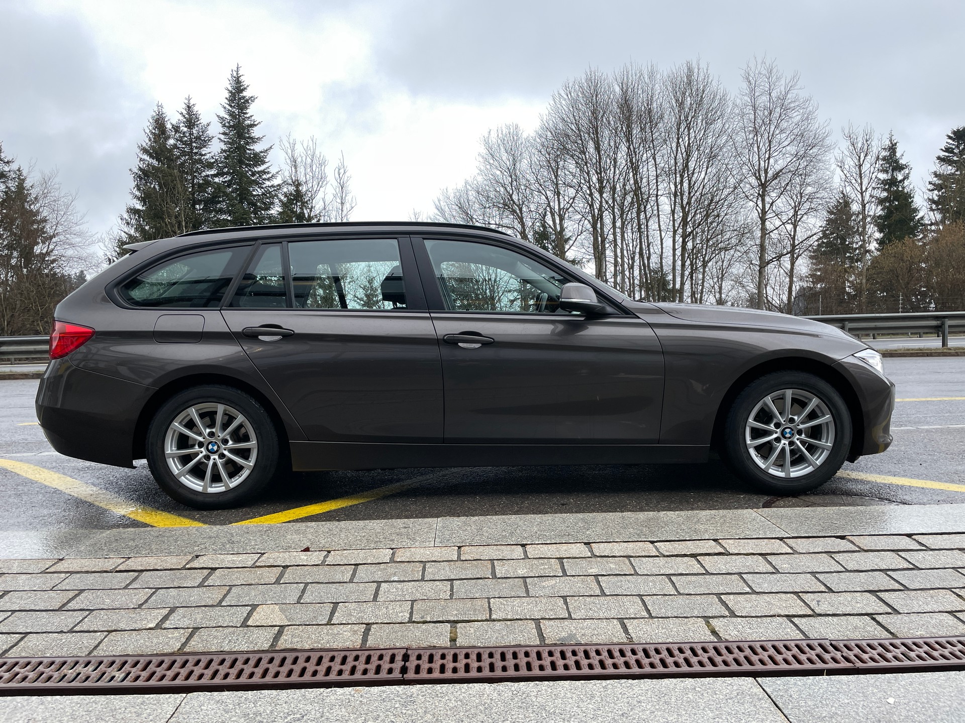 BMW 320d Touring-showroom-element-3