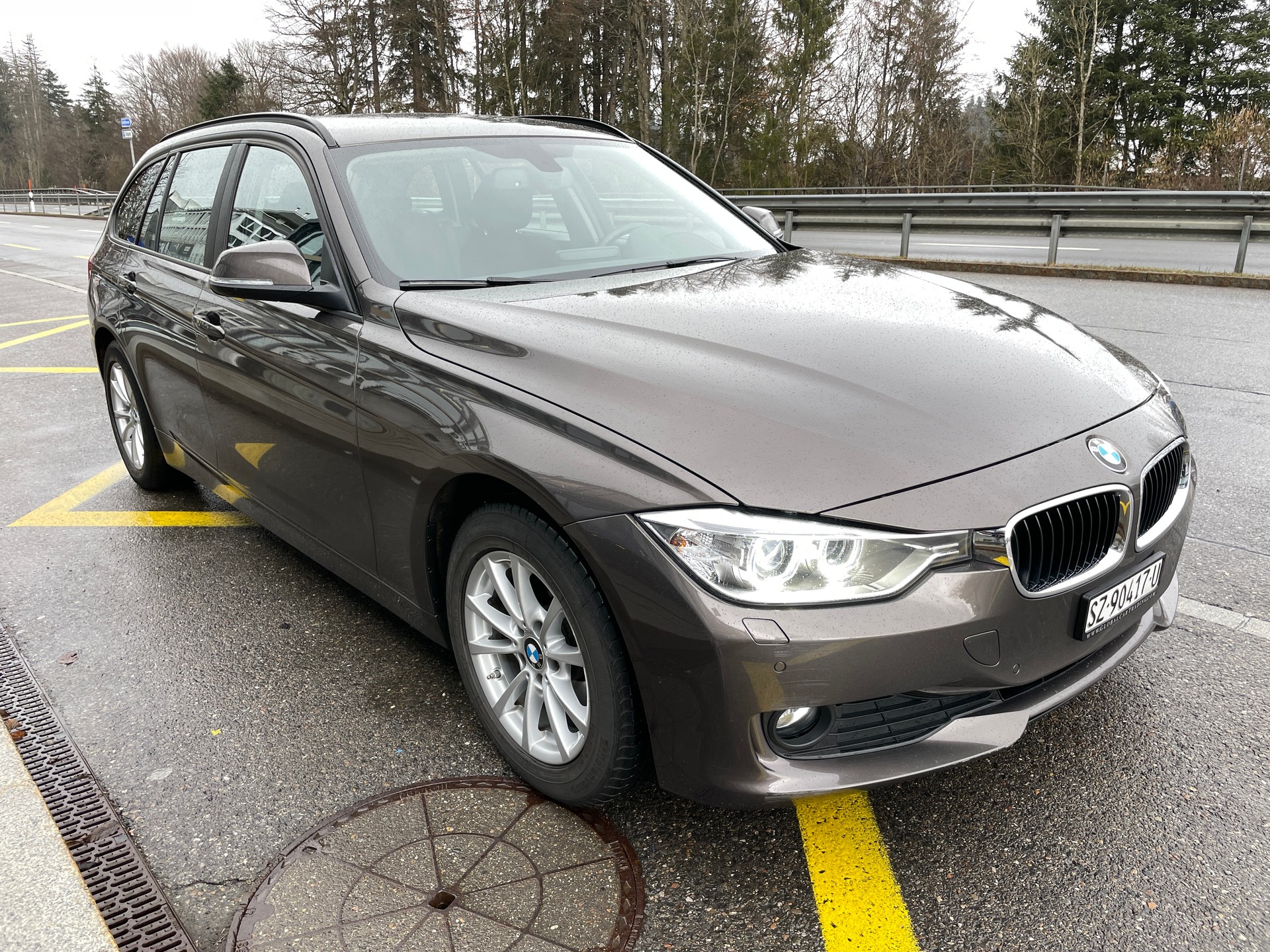 BMW 320d Touring-showroom-element-2
