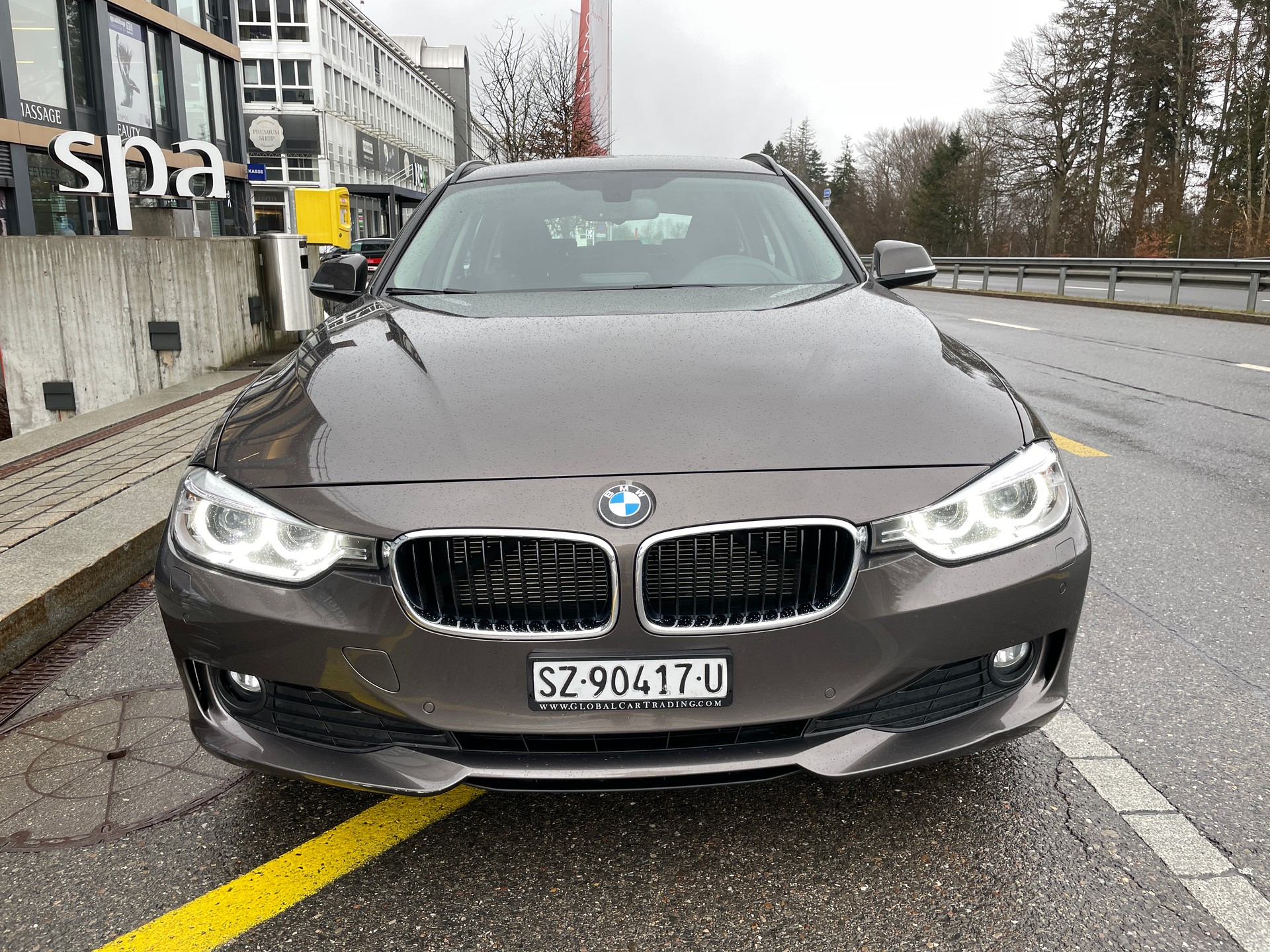 BMW 320d Touring-showroom-element-1