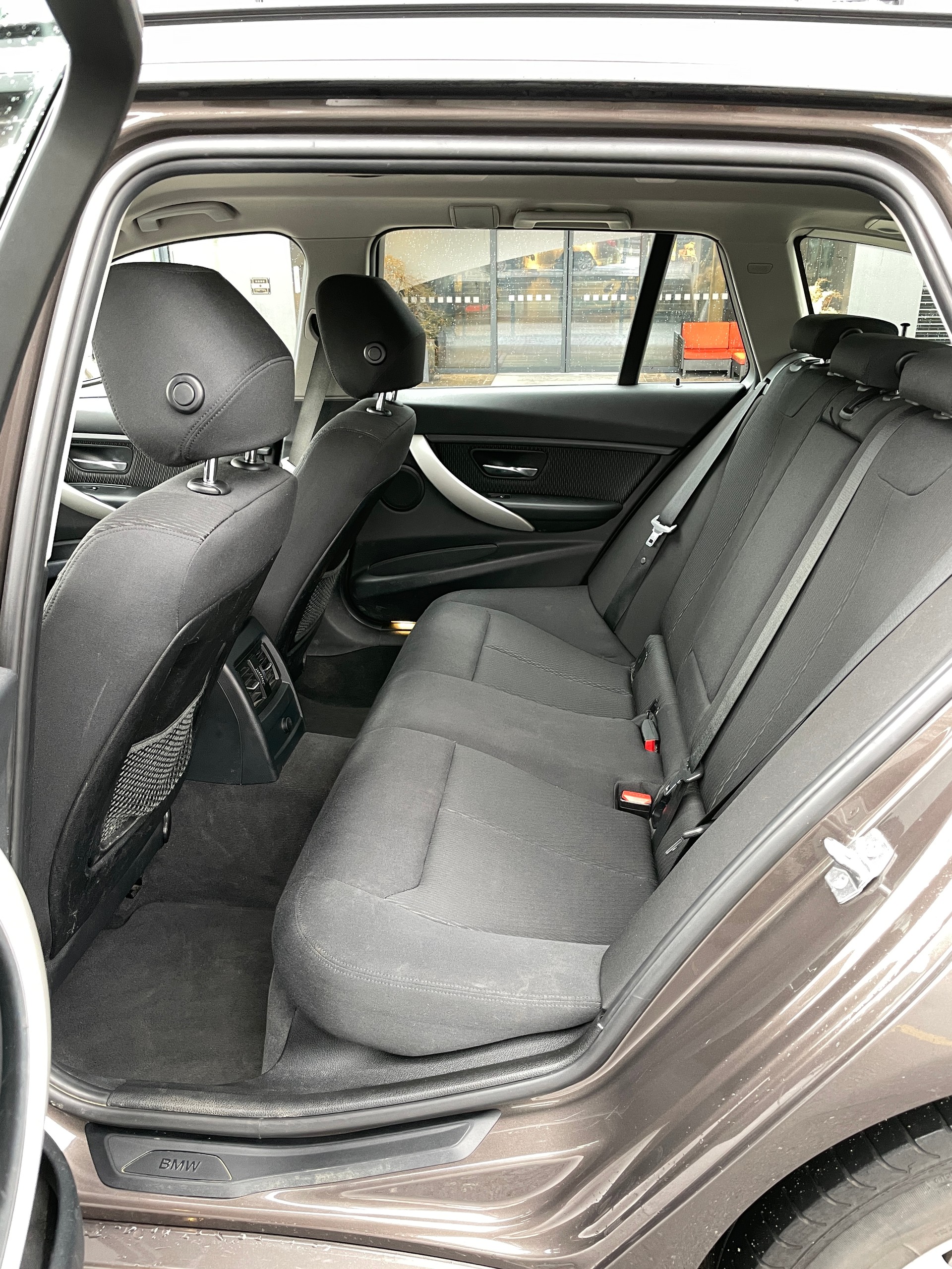 BMW 320d Touring-image-14