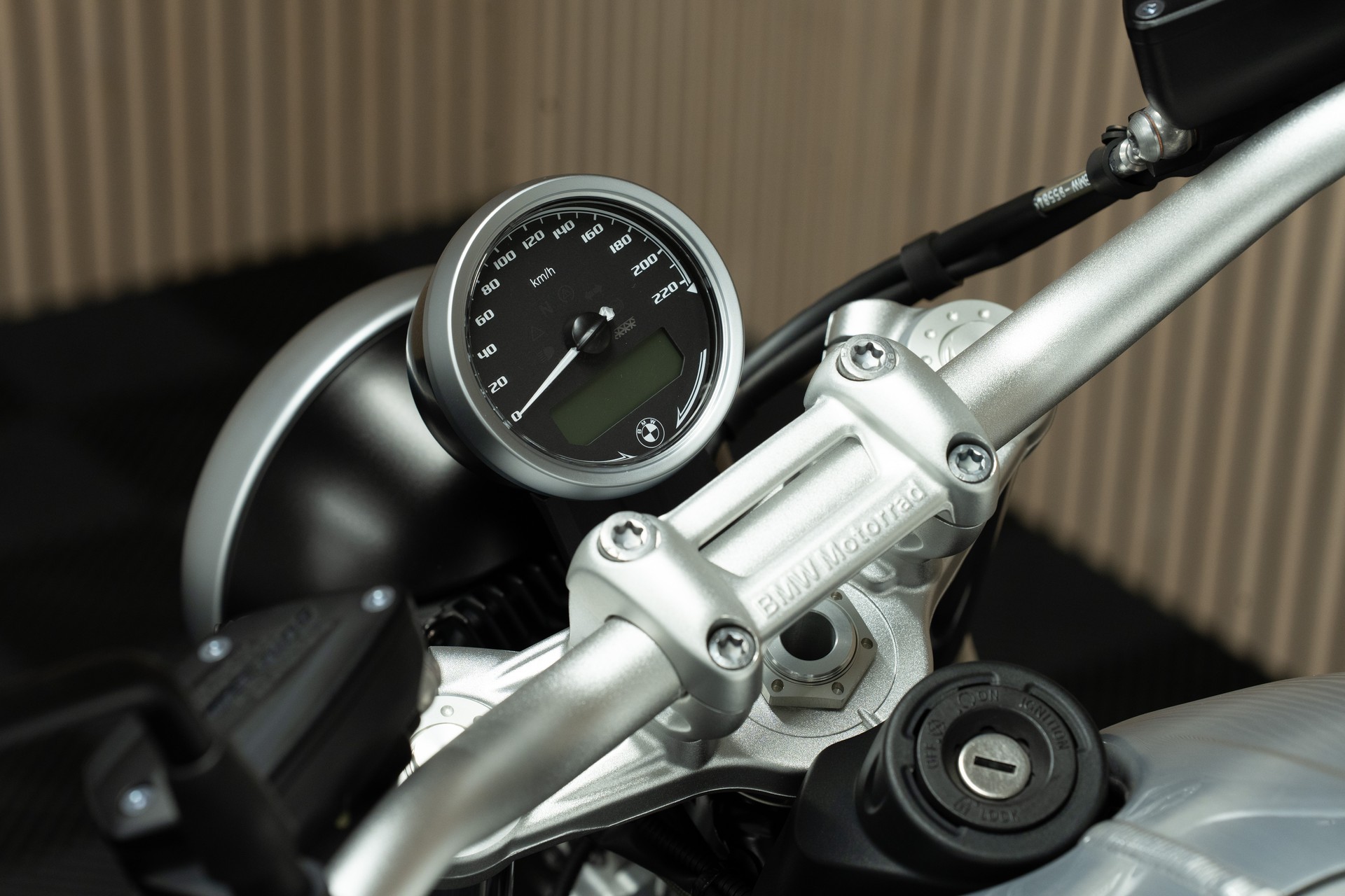 BMW R nineT Pure-showroom-element-2