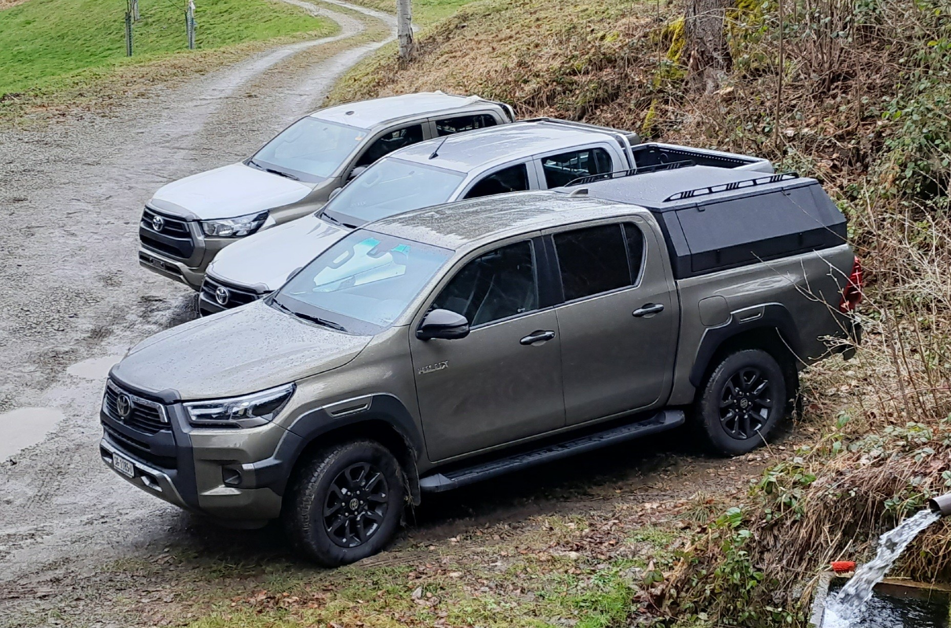 TOYOTA HI-LUX INVINCIBLE 2,8 DC 4x4 MHEV oxydbronze / grey metallic, inklusive AHK 3,5 Tonnen + Wanne-image-19