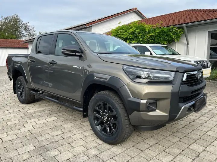 TOYOTA HI-LUX INVINCIBLE 2,8 DC 4x4 MHEV oxydbronze / grey metallic, inklusive AHK 3,5 Tonnen + Wanne-image-0