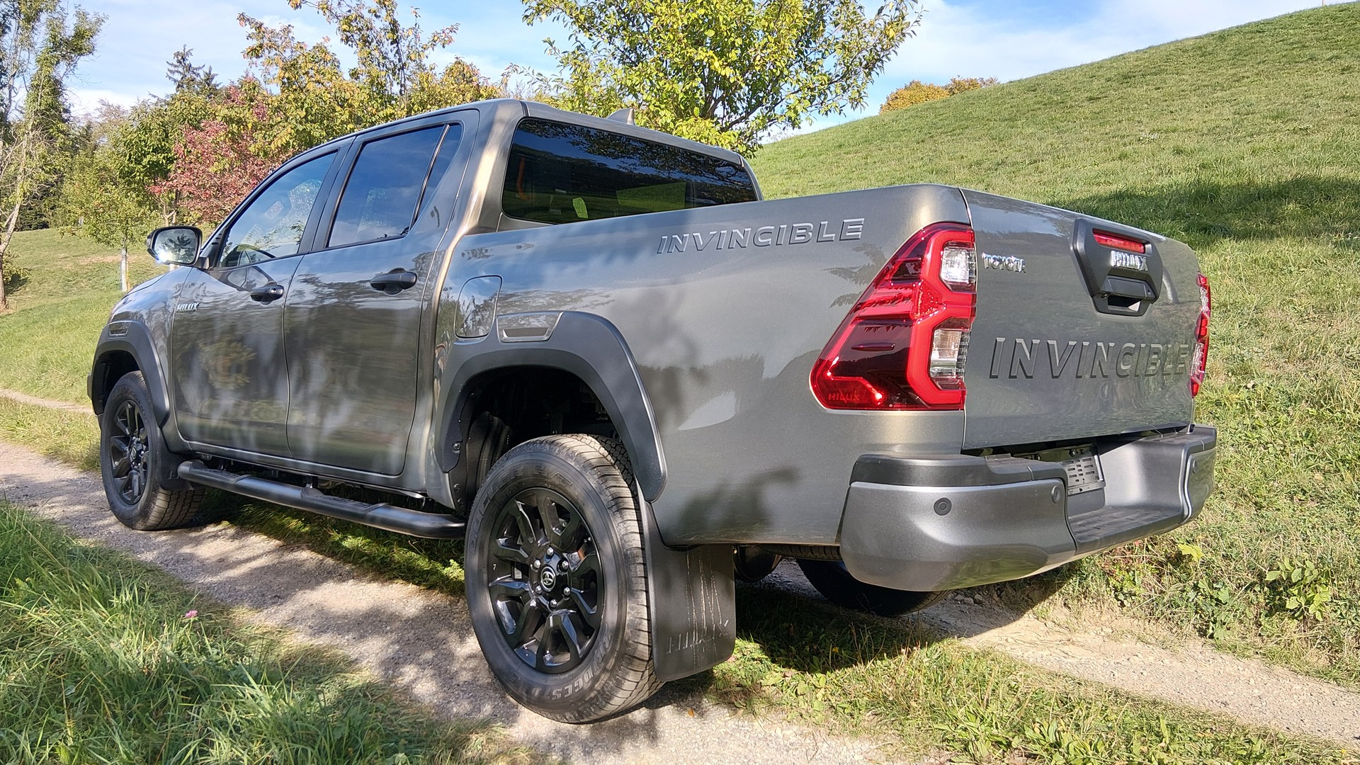TOYOTA HI-LUX INVINCIBLE 2,8 DC 4x4 MHEV oxydbronze + grey metallic / AHK 3,5 Tonnen + 1.000 CHF / Wanne + 500 CHF / CH Zustellung-image-3