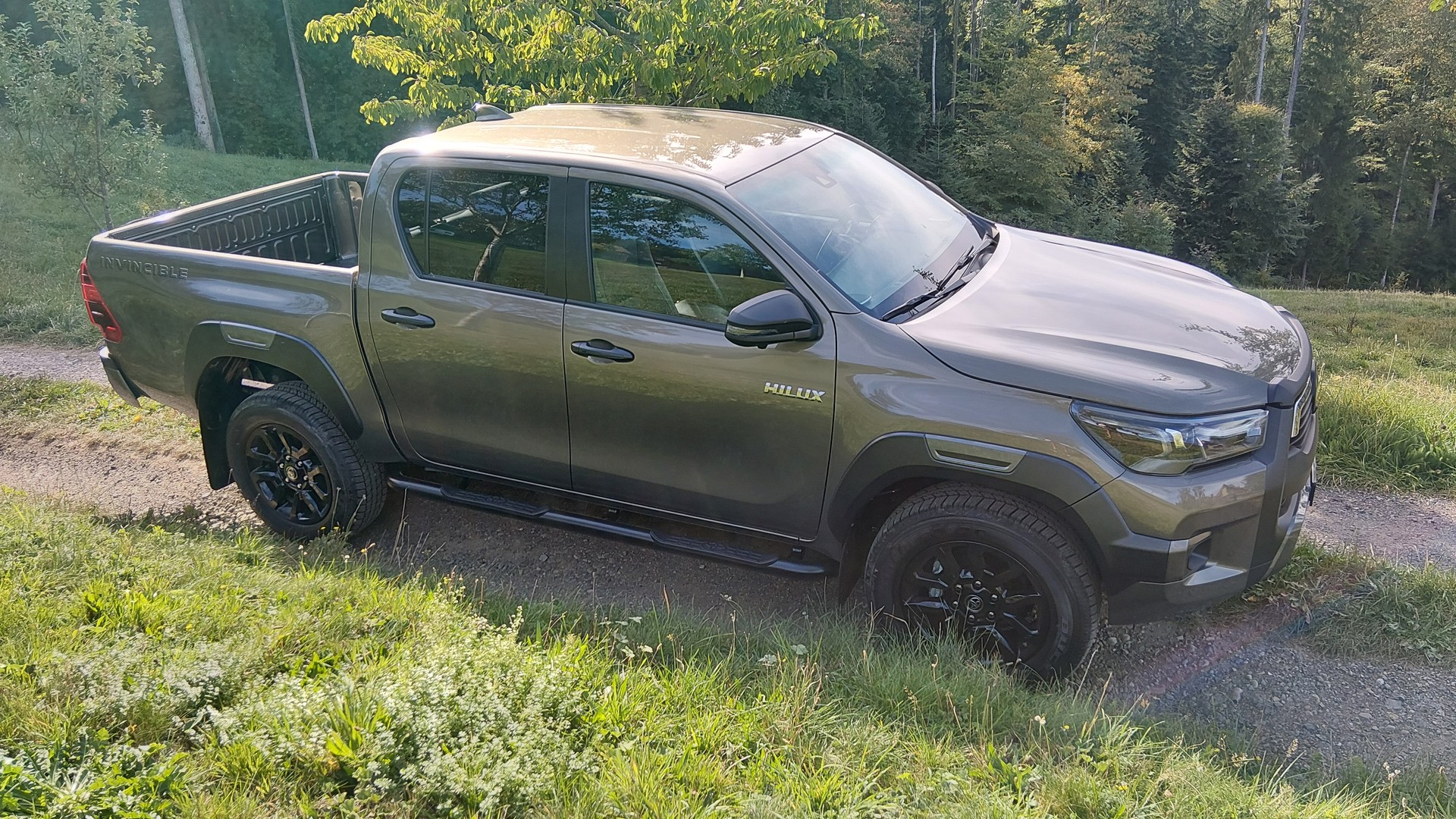 TOYOTA HI-LUX INVINCIBLE 2,8 DC 4x4 MHEV oxydbronze + grey metallic / AHK 3,5 Tonnen + 1.000 CHF / Wanne + 500 CHF / CH Zustellung-image-2