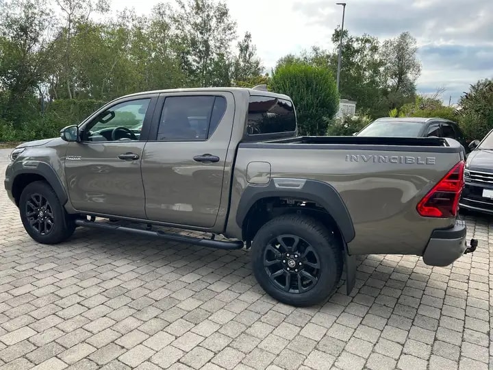 TOYOTA HI-LUX INVINCIBLE 2,8 DC 4x4 MHEV oxydbronze / grey metallic, inklusive AHK 3,5 Tonnen + Wanne-image-2