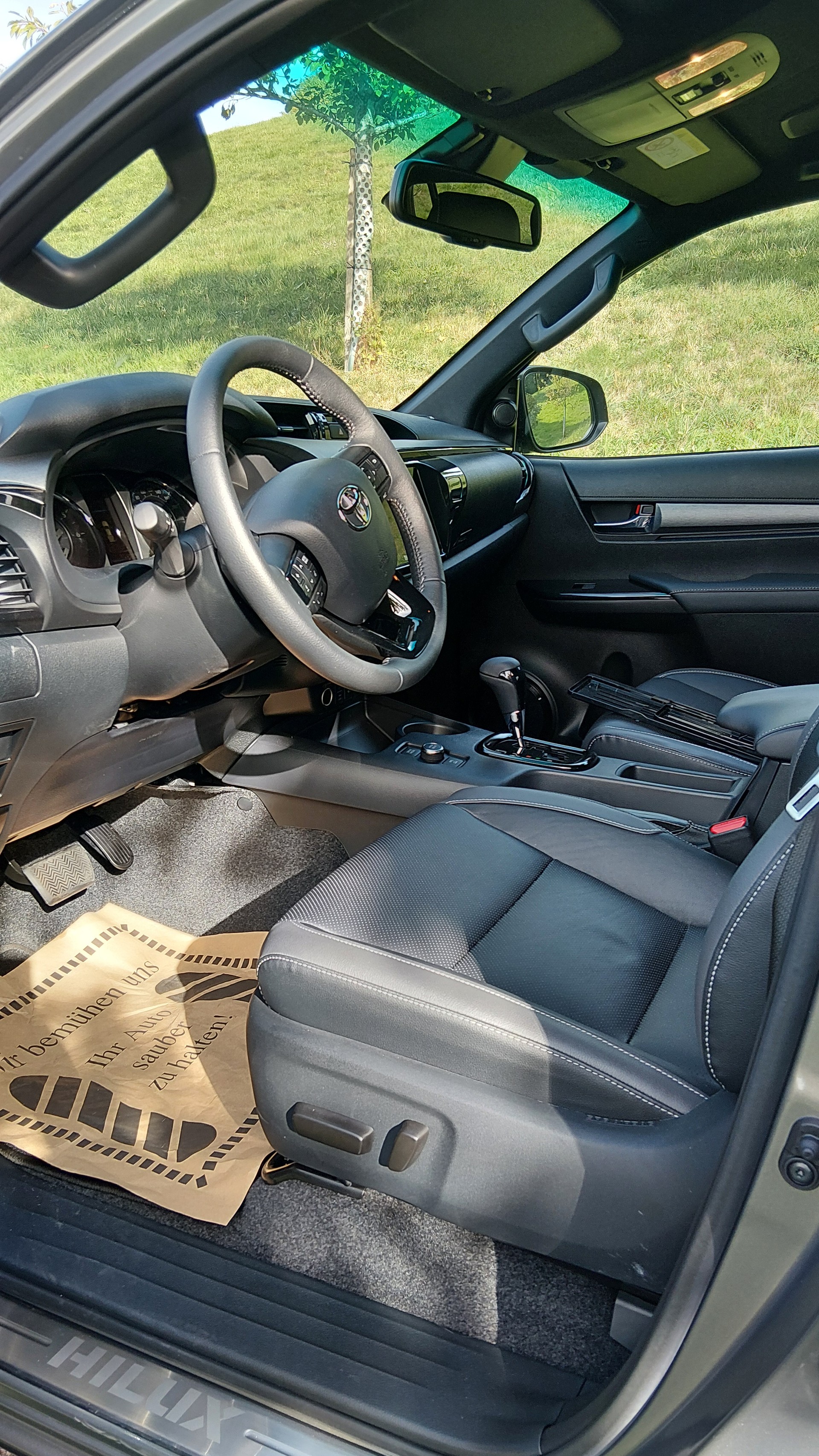 TOYOTA HI-LUX INVINCIBLE 2,8 DC 4x4 MHEV oxydbronze + grey metallic / AHK 3,5 Tonnen + 1.000 CHF / Wanne + 500 CHF / CH Zustellung-image-4