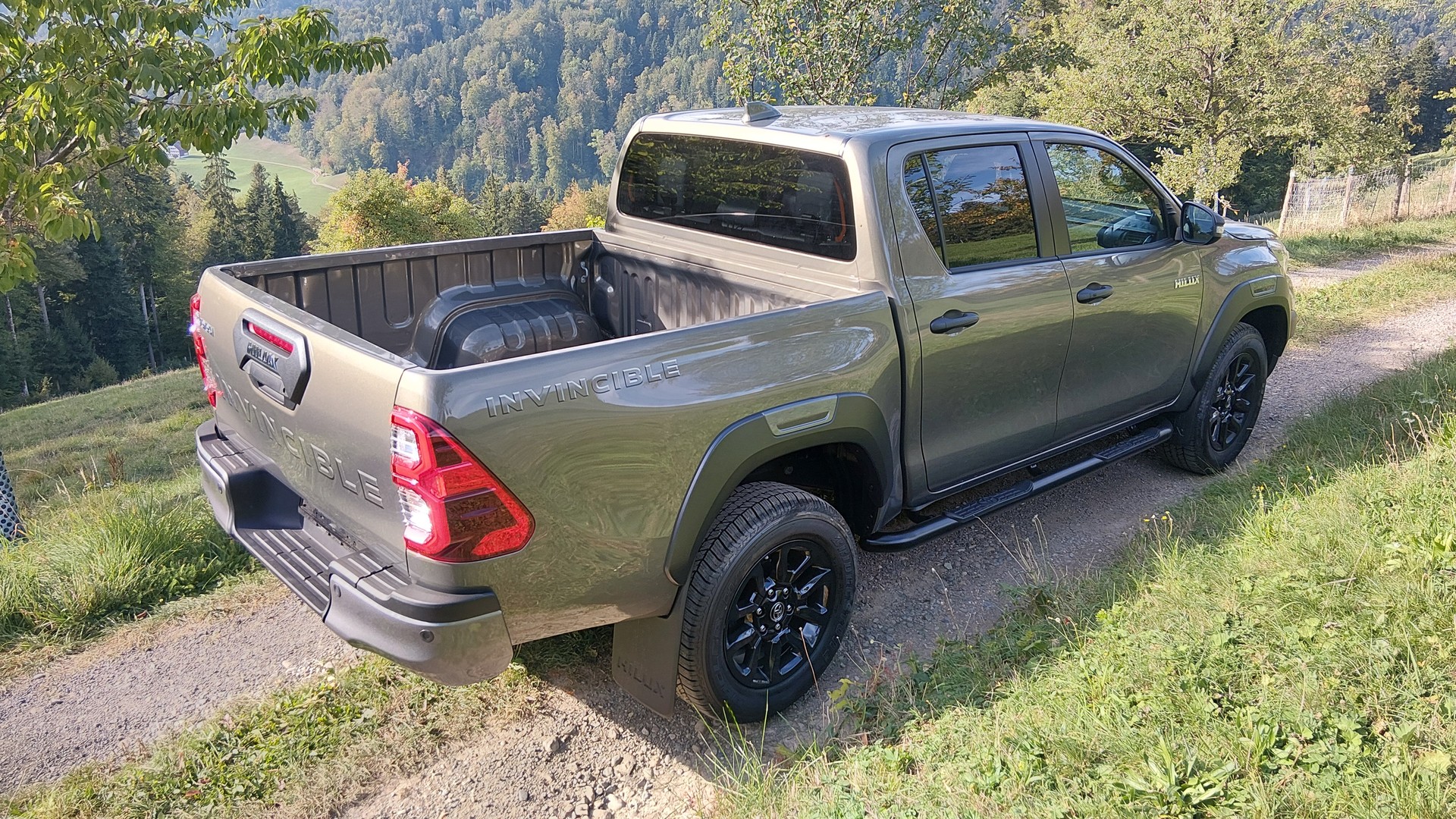 TOYOTA HI-LUX INVINCIBLE 2,8 DC 4x4 MHEV oxydbronze + grey metallic / AHK 3,5 Tonnen + 1.000 CHF / Wanne + 500 CHF / CH Zustellung-image-1