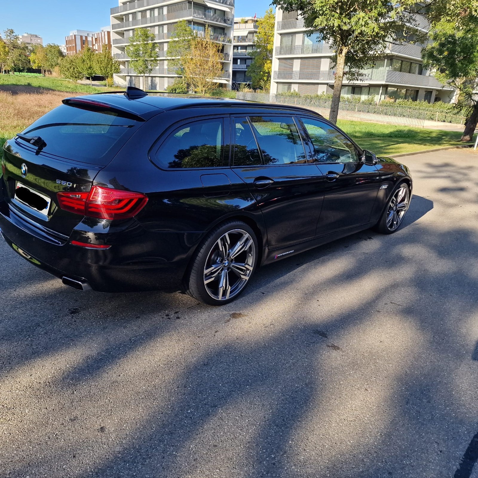 BMW 550i Touring Luxury Line Steptronic-image-2