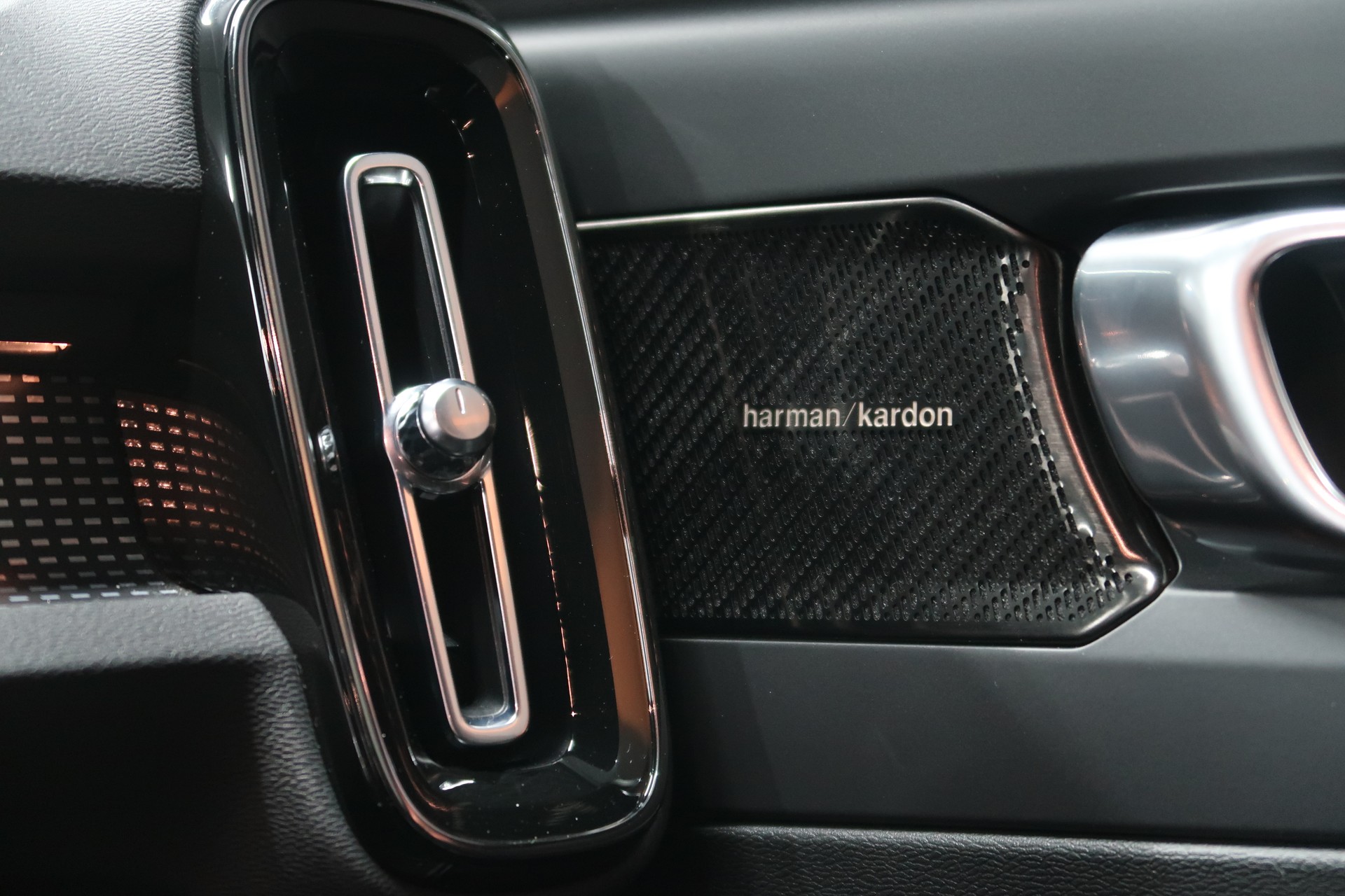 VOLVO XC40 T5 TwE R-Design DCT / CH / MFK / GARANTIE-image-19