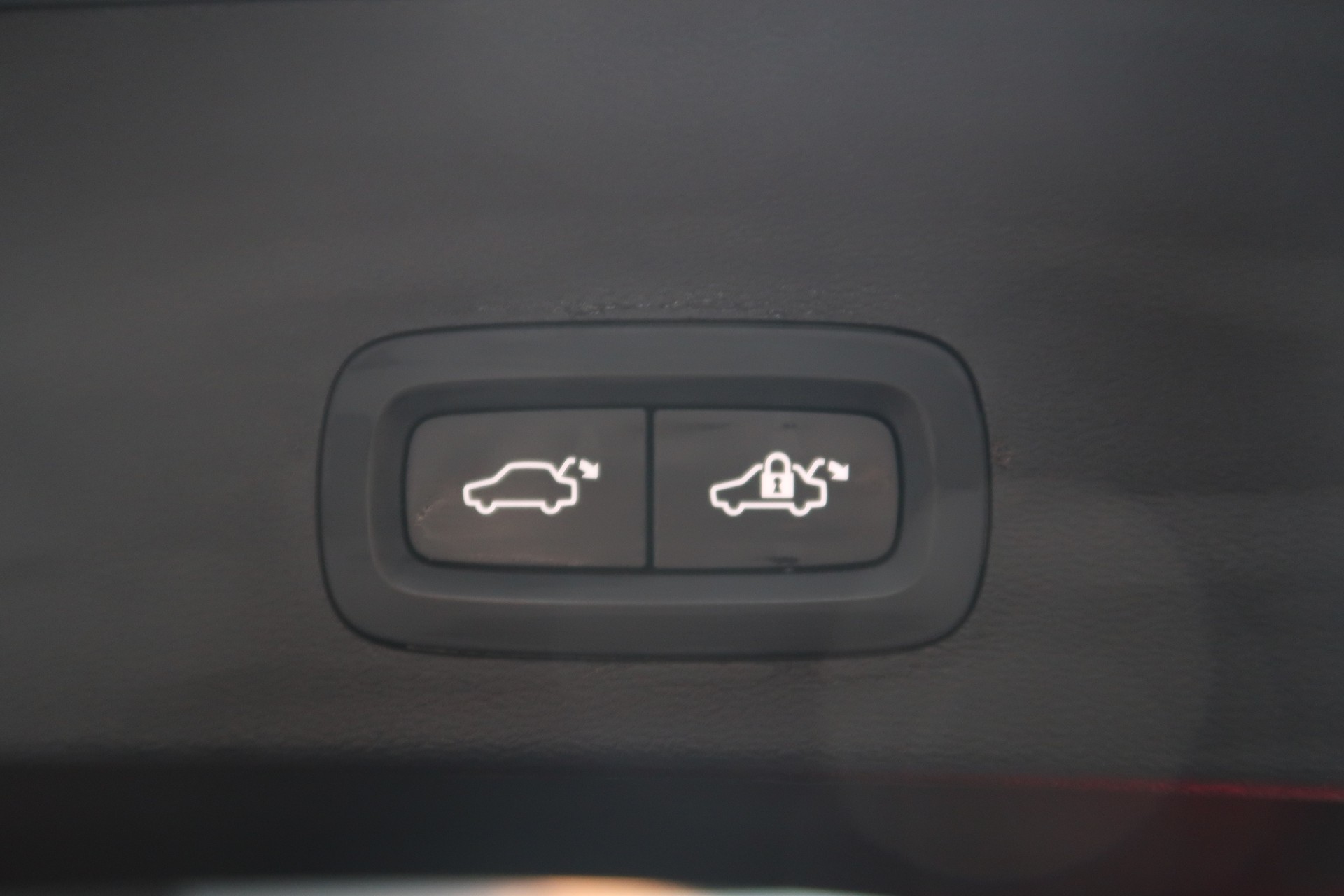 VOLVO XC40 T5 TwE R-Design DCT / CH / MFK / GARANTIE-image-23