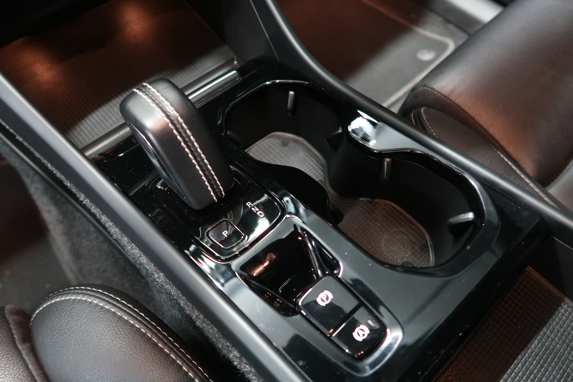 VOLVO XC40 T5 TwE R-Design DCT / CH / MFK / GARANTIE-image-17