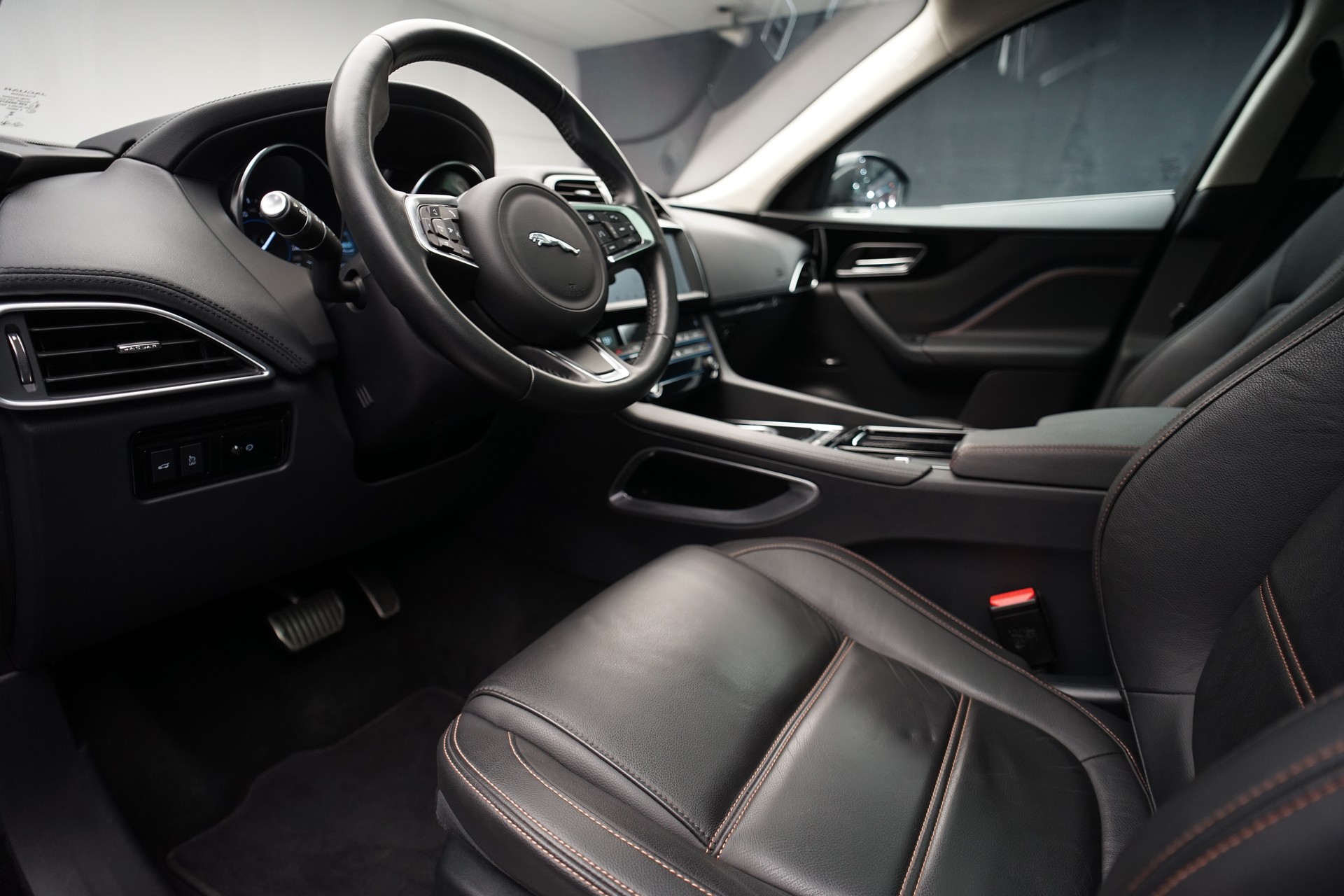 JAGUAR F-Pace 30t 2.0 Prestige AWD Automatik *CH-Fahrzeug* *Panoramadach* *Assistenzpaket-image-13