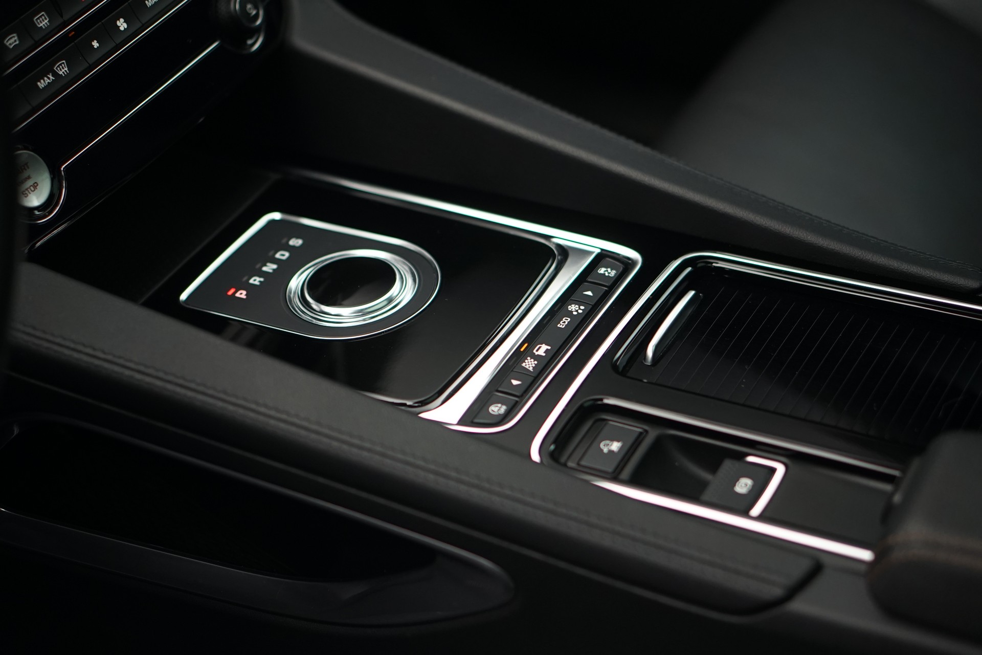 JAGUAR F-Pace 30t 2.0 Prestige AWD Automatik *CH-Fahrzeug* *Panoramadach* *Assistenzpaket-image-22