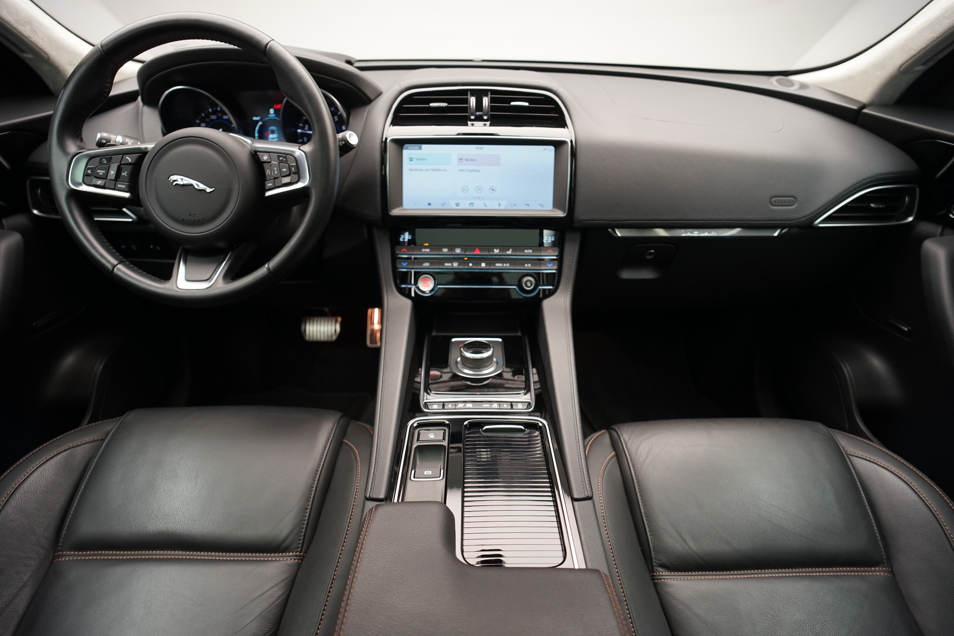 JAGUAR F-Pace 30t 2.0 Prestige AWD Automatik *CH-Fahrzeug* *Panoramadach* *Assistenzpaket-image-12