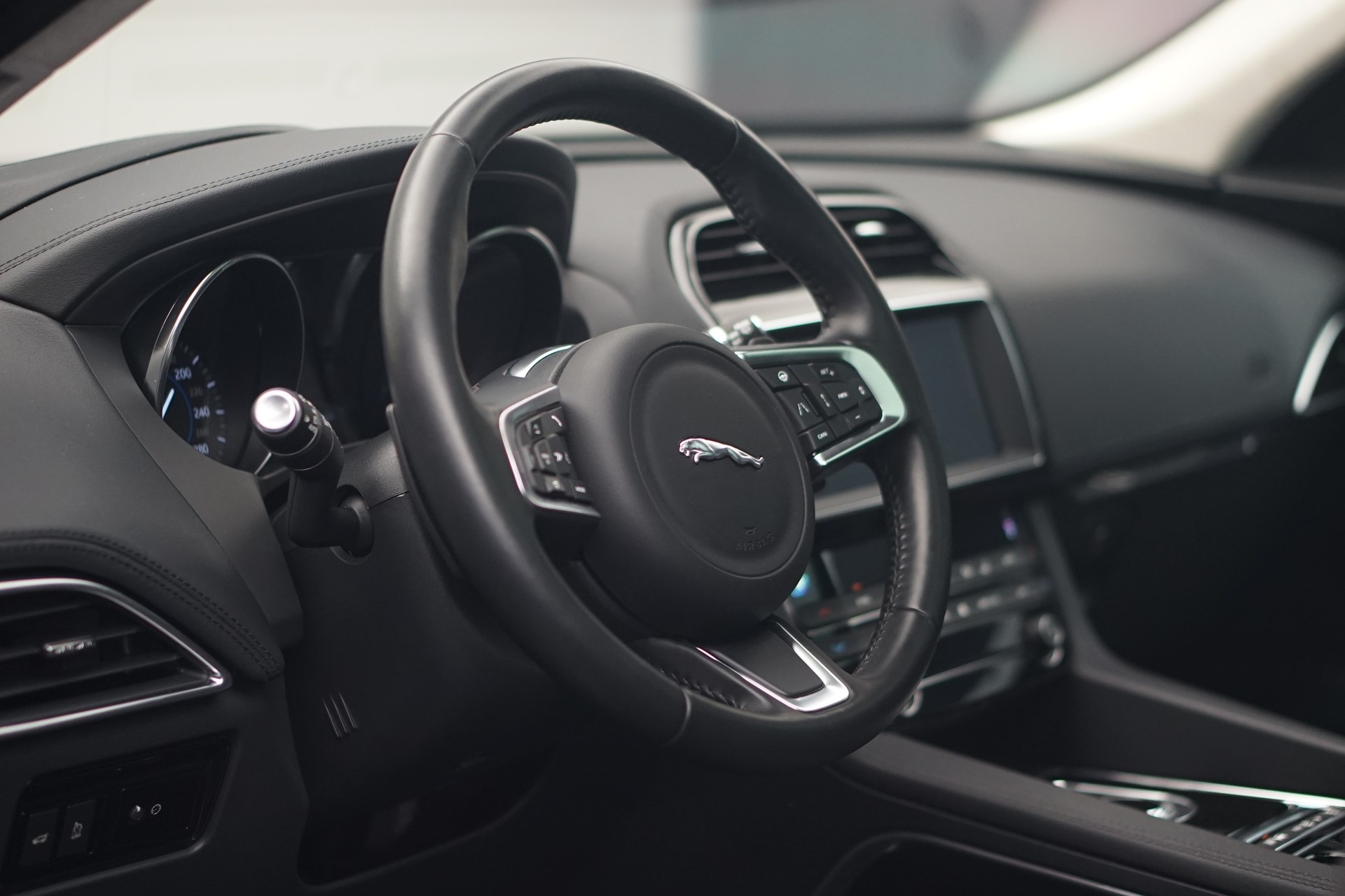 JAGUAR F-Pace 30t 2.0 Prestige AWD Automatik *CH-Fahrzeug* *Panoramadach* *Assistenzpaket-image-18