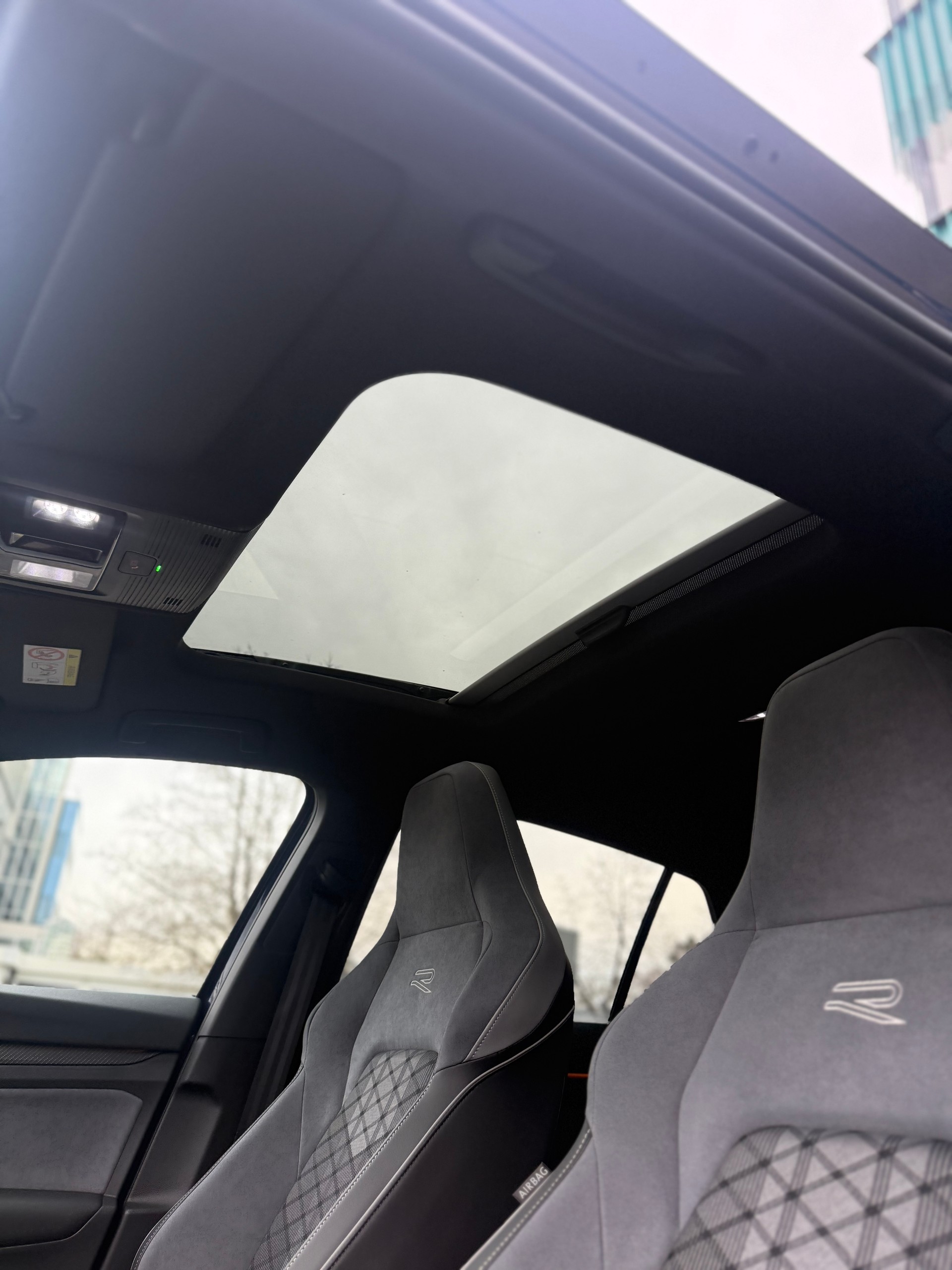 VW Golf 1.5 eTSI mHEV ACT R-Line DSG-image-12
