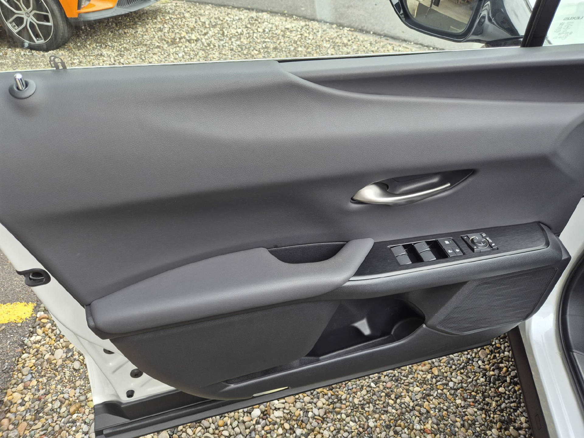 LEXUS UX 300e Excellence-image-13