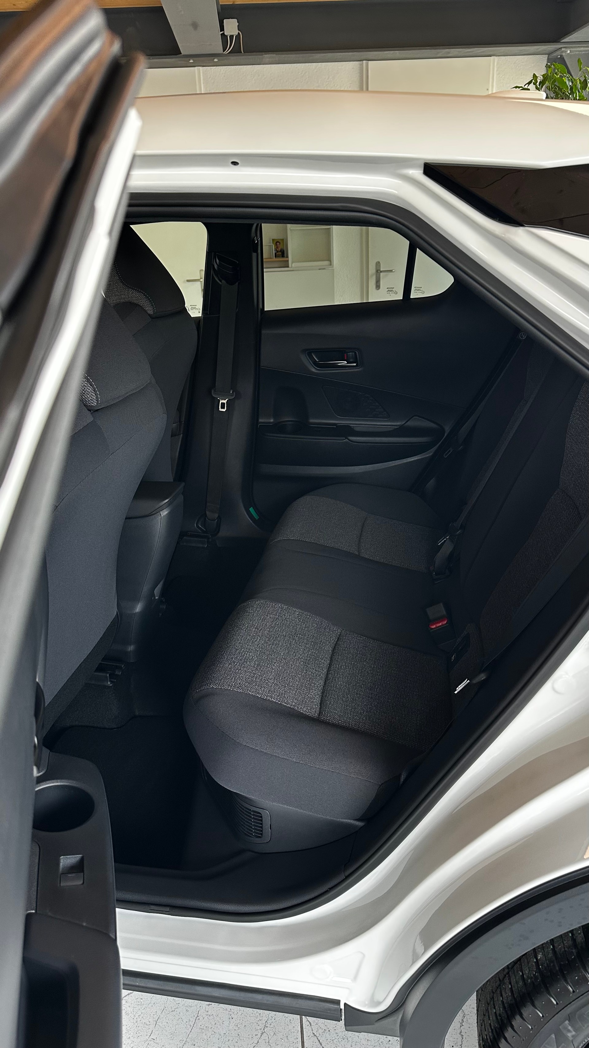 TOYOTA 2.0 HEV Swiss Edition 4x4-image-12