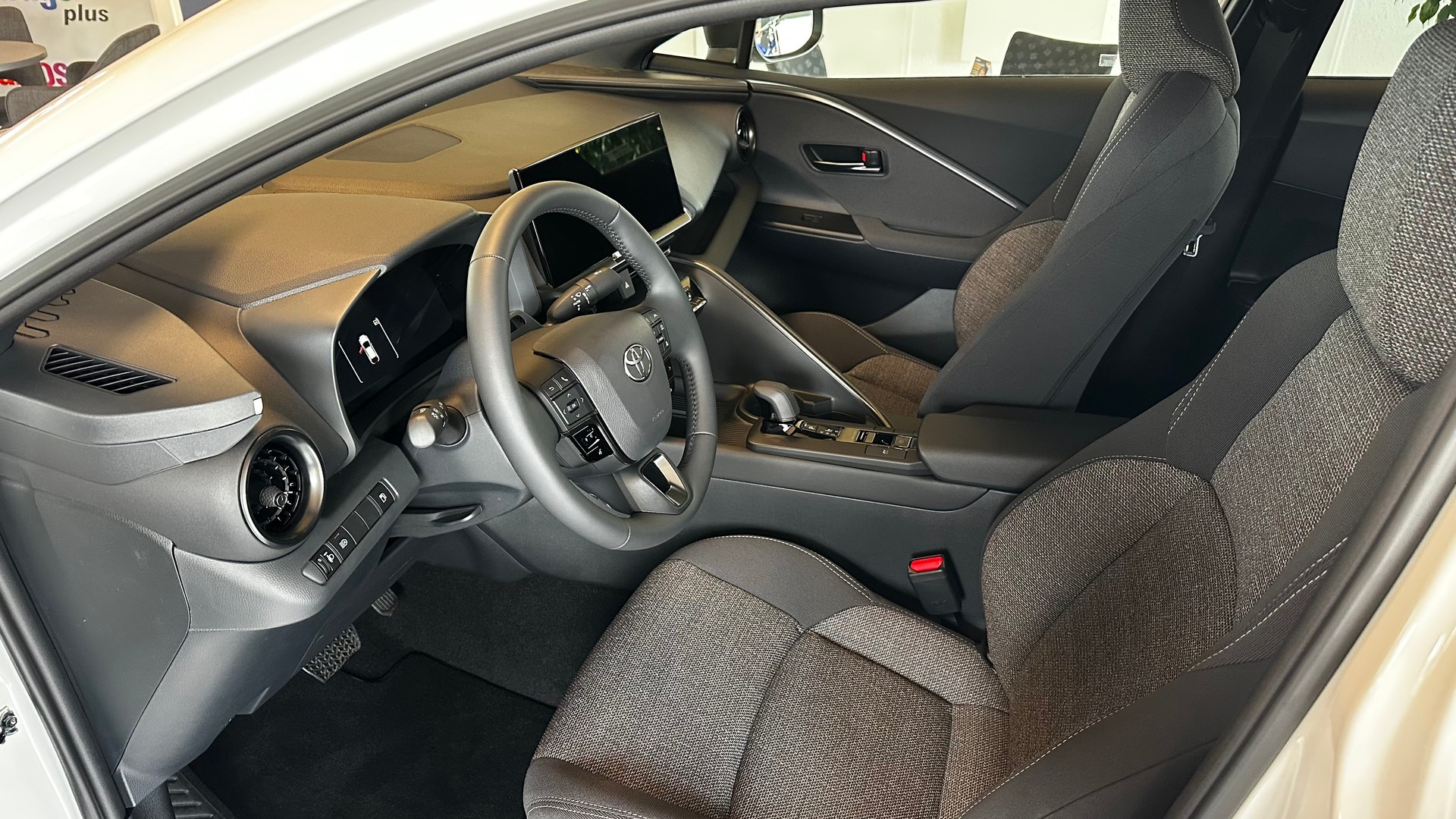 TOYOTA 2.0 HEV Swiss Edition 4x4-image-6