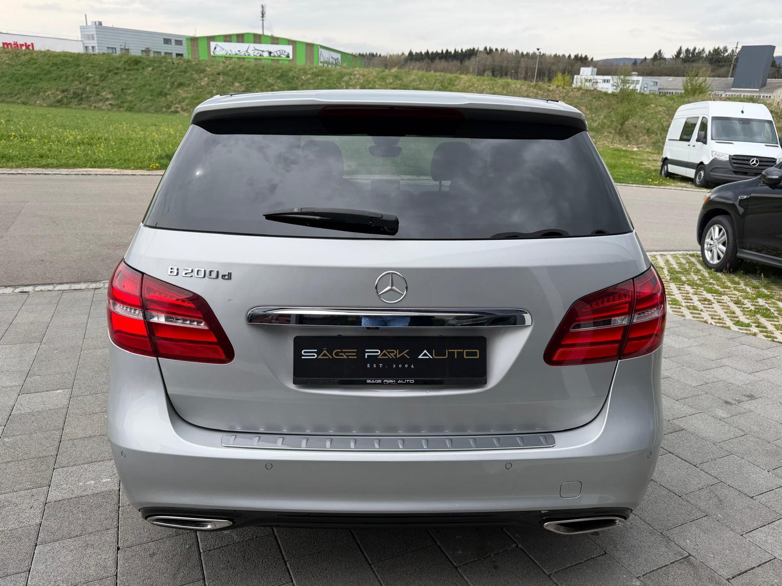 MERCEDES-BENZ B 200 d AMG Line-image-5